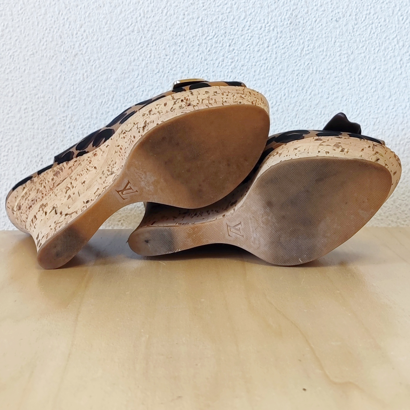 ❤ LOUIS VUITTON - Sandales compensées léopard - 40 - Femme Très bon état - Vue 6 - 