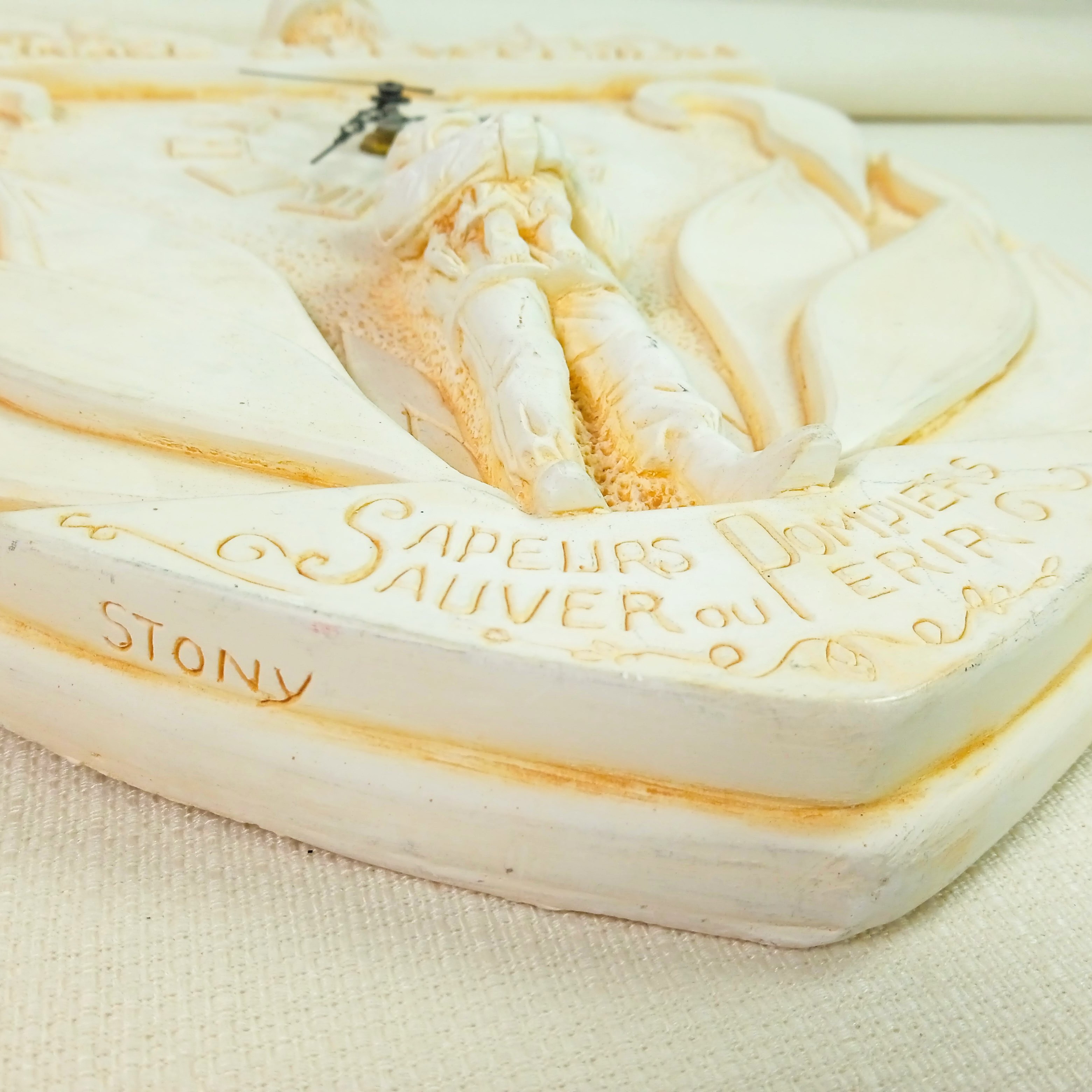 Horloge plâtre" hommage aux pompiers". - Bon état - Photo 3