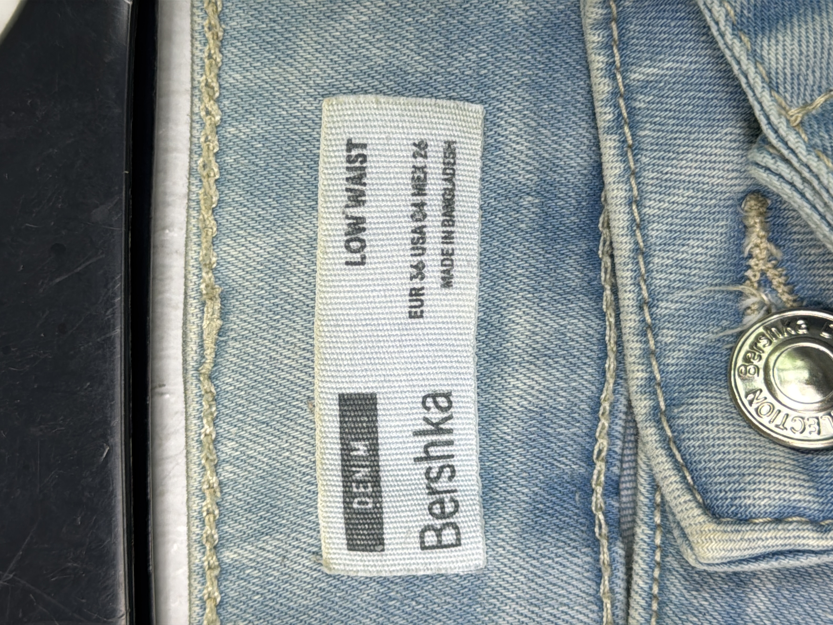 Voir photo 4 de Jean flare délavé Bershka avec anneau S/36 Jean flare délavé Bershka avec anneau S/36 Très bon état - Vue 4 -