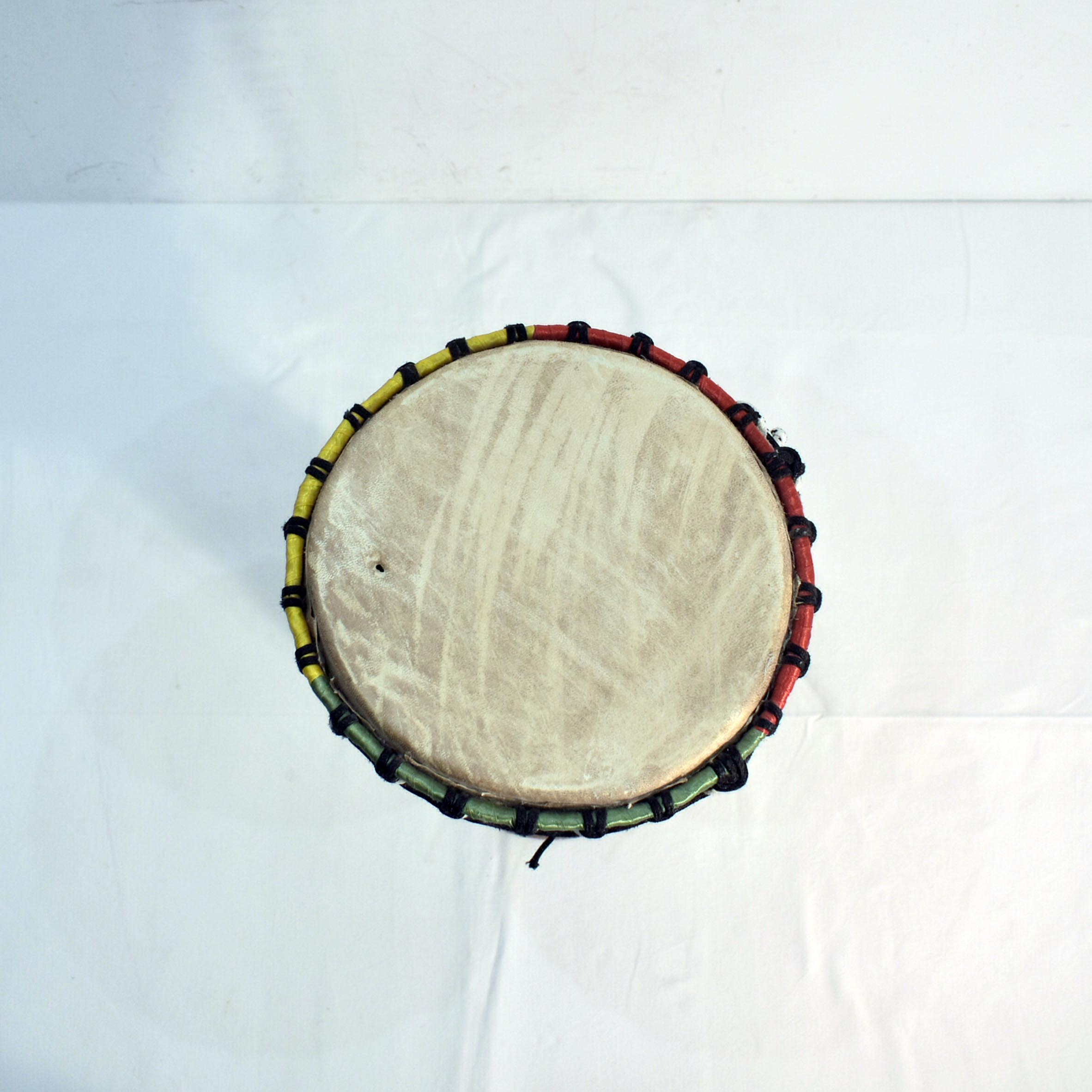 Djembé - Bois Sculpté & Peau de Chèvre Tannée État correct - Vue 3 - 
