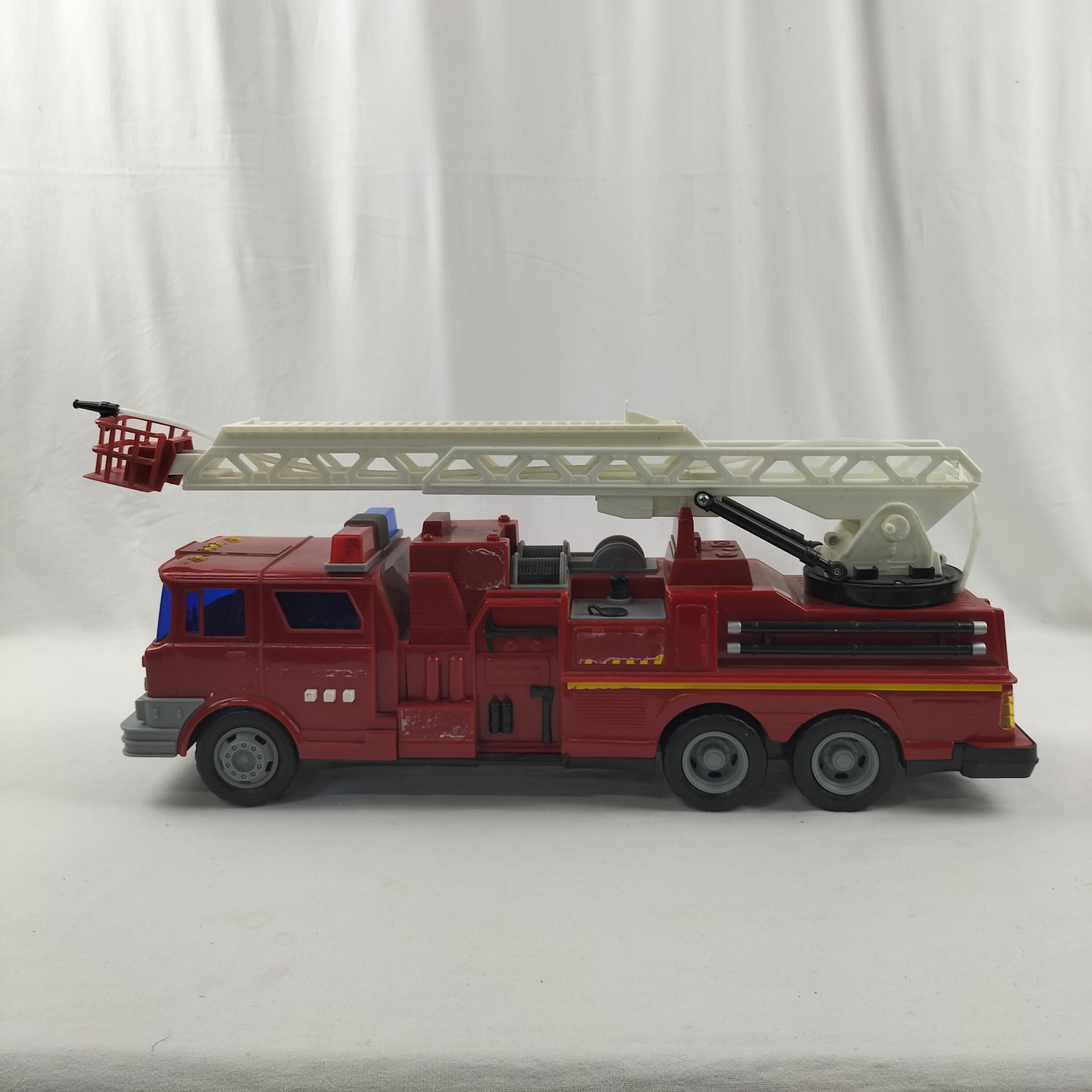 Jouet camion de pompier miniature décoratif (testé non fonctionnel)  - Vue 2 - 