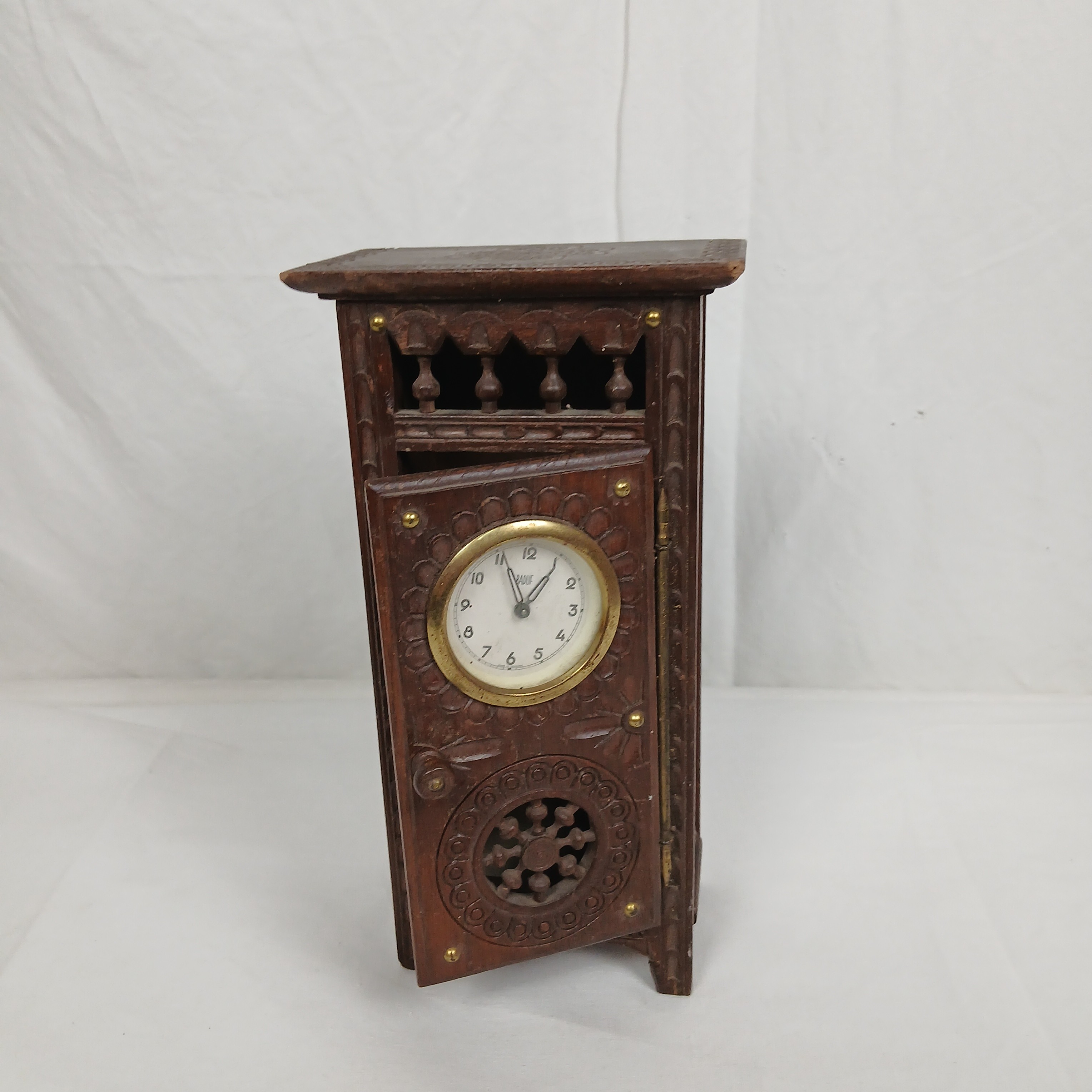 Voir photo 2 de ARMOIRE POUR POUPÉE BRETONNE AVEC HORLOGE MÉCANIQUE VINTAGE ARMOIRE POUR POUPÉE BRETONNE AVEC HORLOGE MÉCANIQUE VINTAGE État correct - Vue 2 -