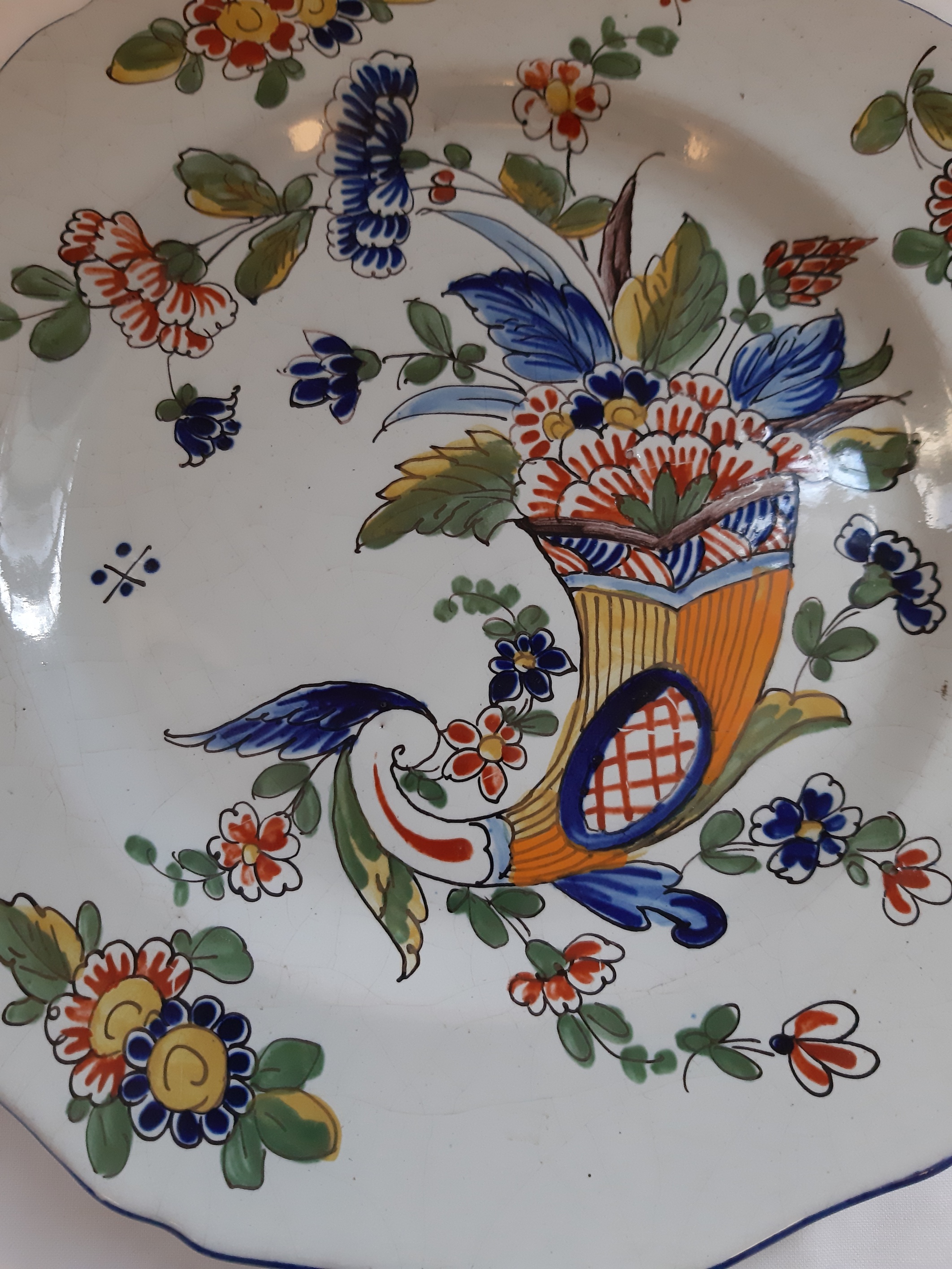 Assiette Ancienne En Faïence De Saint-Clément – Motif Jardinière Avec Bouquet De Fleurs, XIXe Siècle