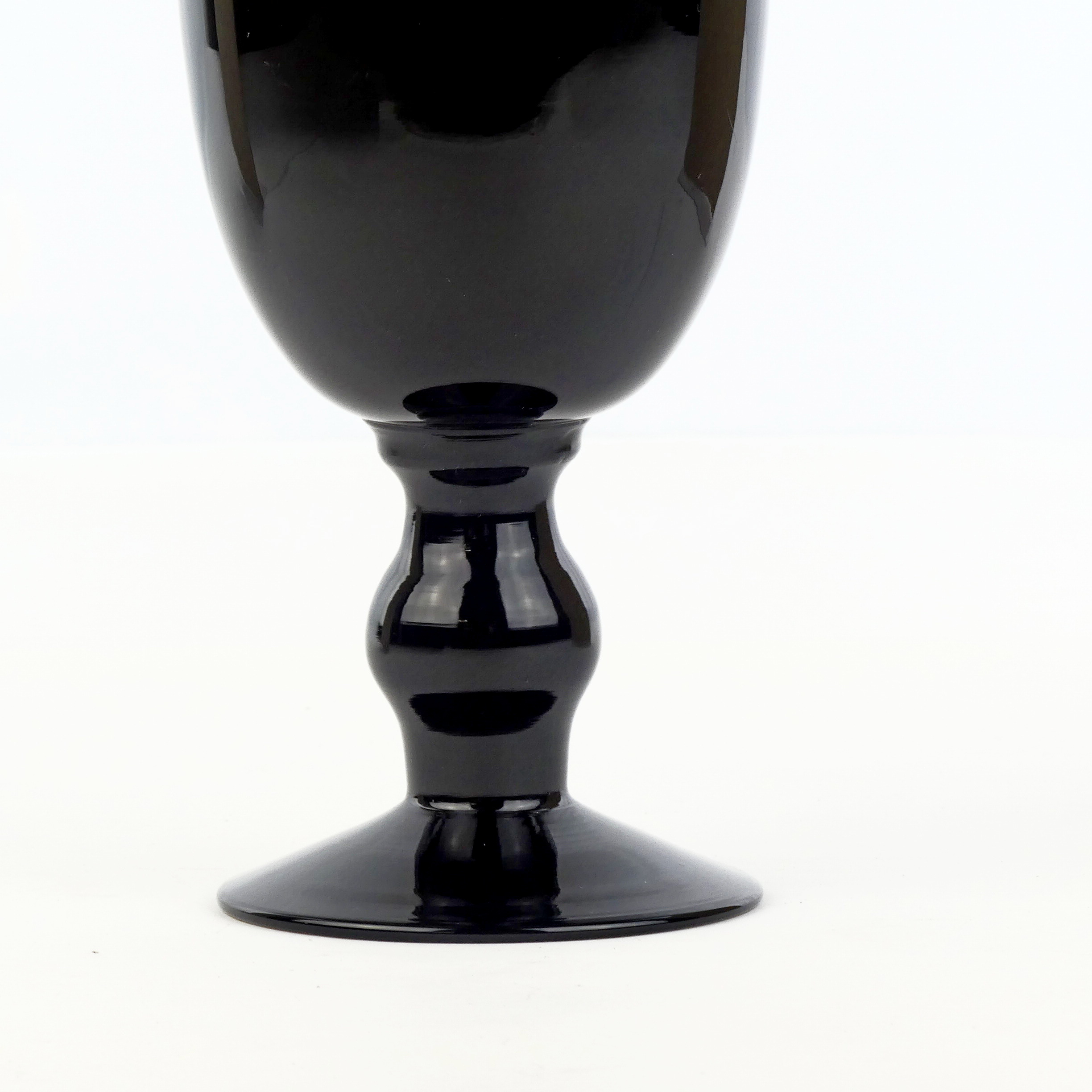Vase aiguière en verre soufllé bordeau foncé Bon état - Vue 4 - 
