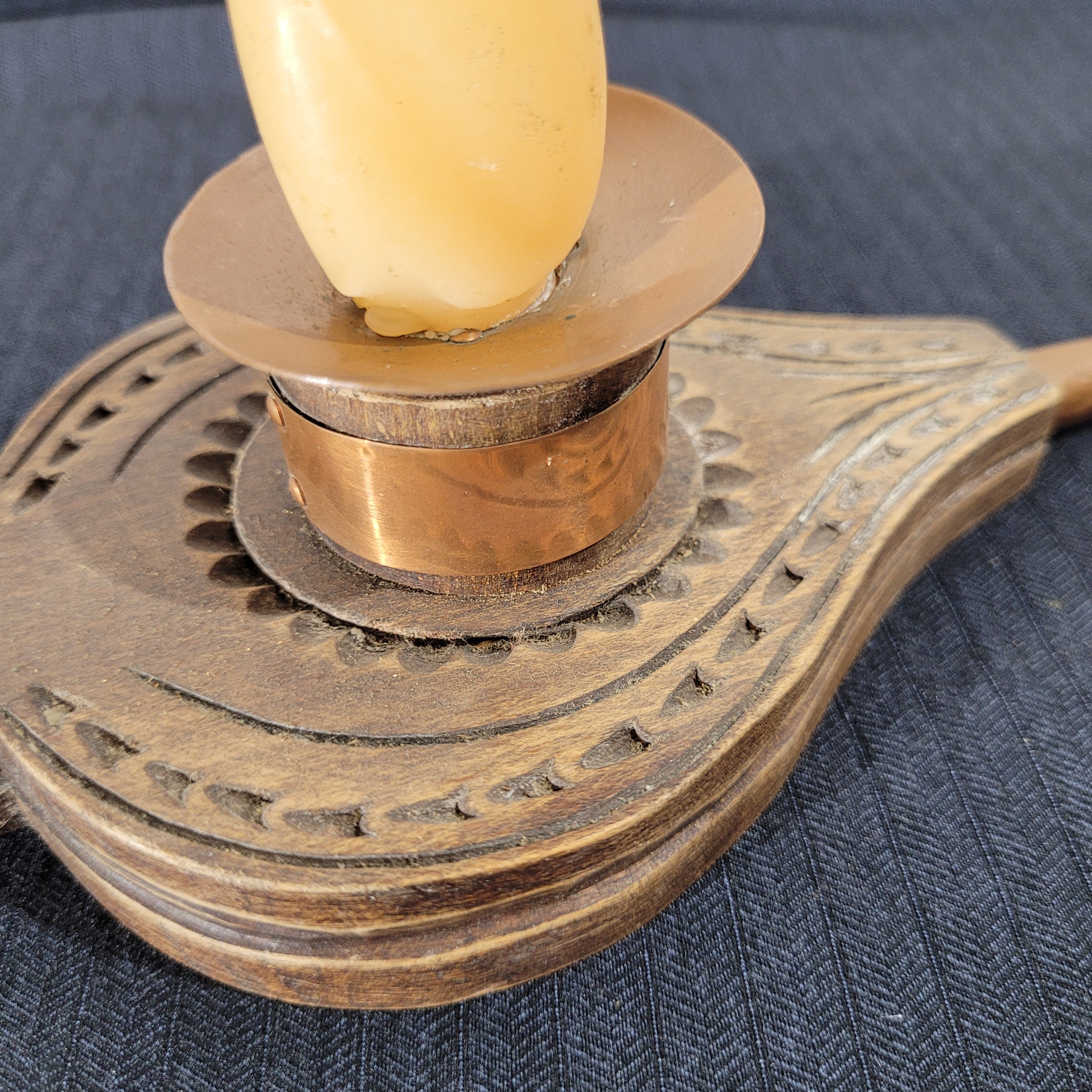 Voir photo 3 de Bougeoir vintage "Soufflet de cheminée" en bois sculpté et cuivre Bougeoir vintage "Soufflet de cheminée" en bois sculpté et cuivre Bon état - Vue 3 -
