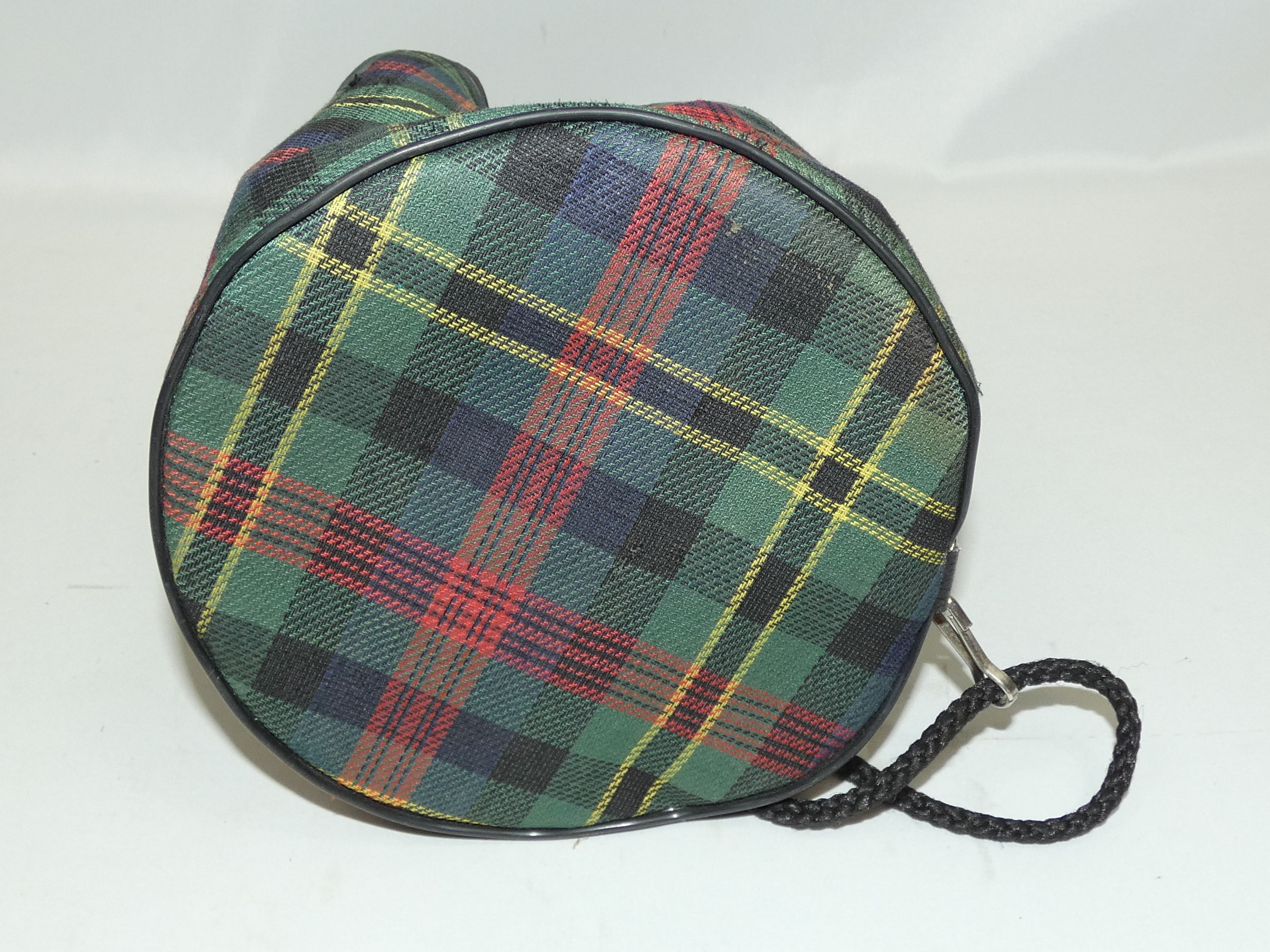 Voir photo 2 de Véritable petit sac de loisirs ou de scoutisme au motif tartan LAFUMA des années 70 Véritable petit sac de loisirs ou de scoutisme au motif tartan LAFUMA des années 70 - Vue 2 -