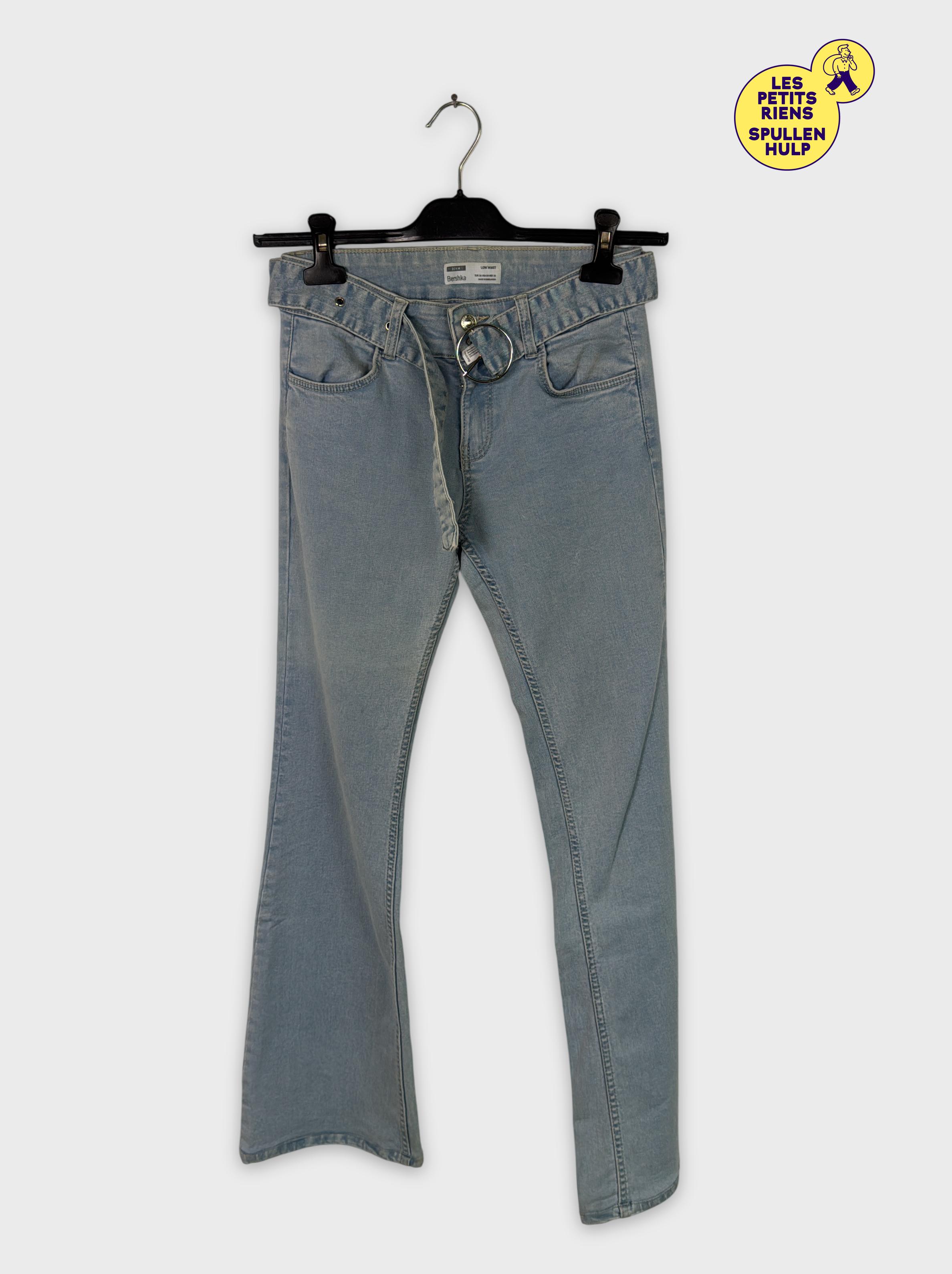 Acheter Jean flare délavé Bershka avec anneau S/36 Très bon état - 10,00 € Jean flare délavé Bershka avec anneau S/36 Très bon état - reconditionné disponible sur Label Emmaüs
