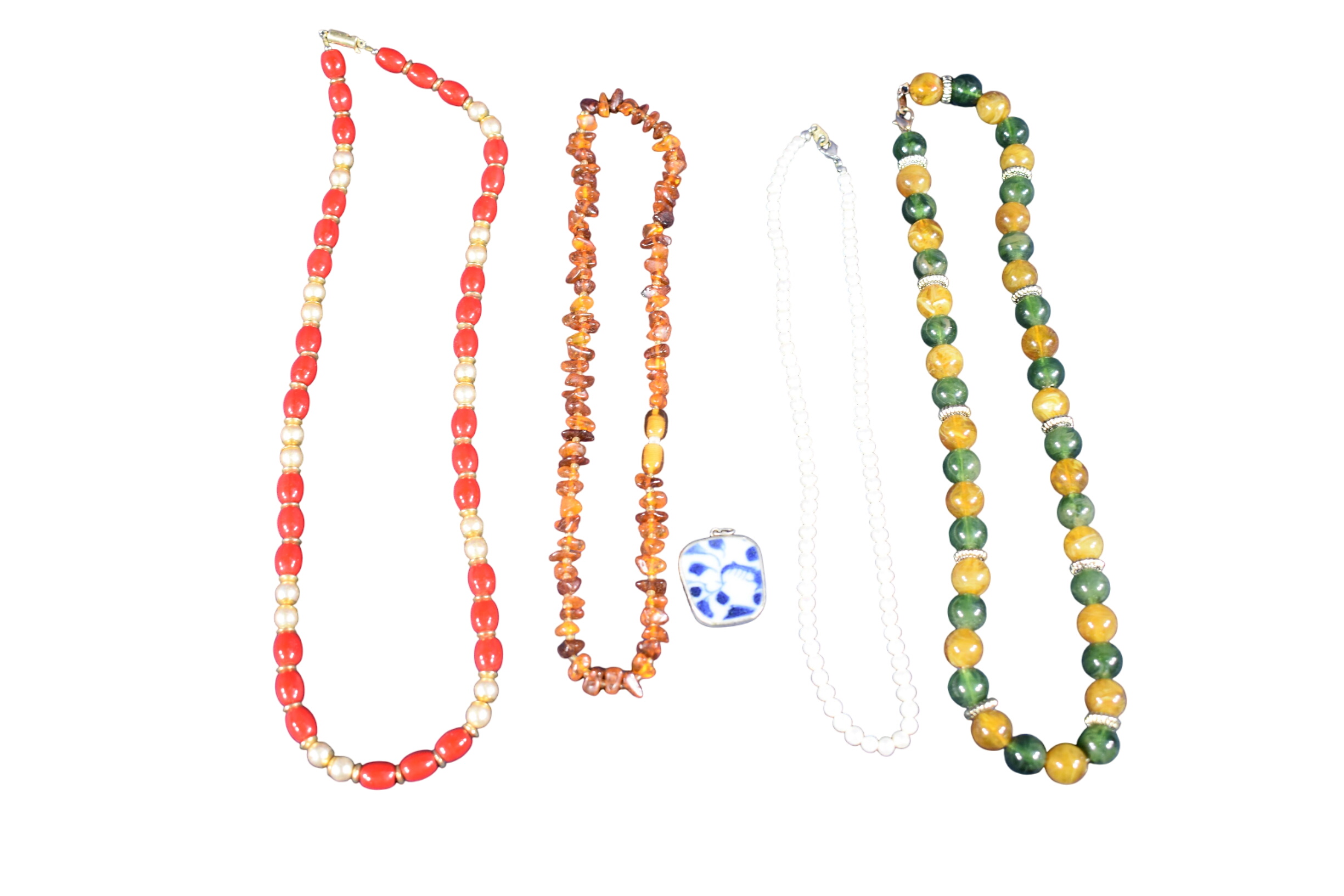 Colliers fantaisie, 1 collier de perles, 1 collier d'ambre et 1 pendentif en porcelaine chinoise cercl d'argent - Label Emmaus - Modalova