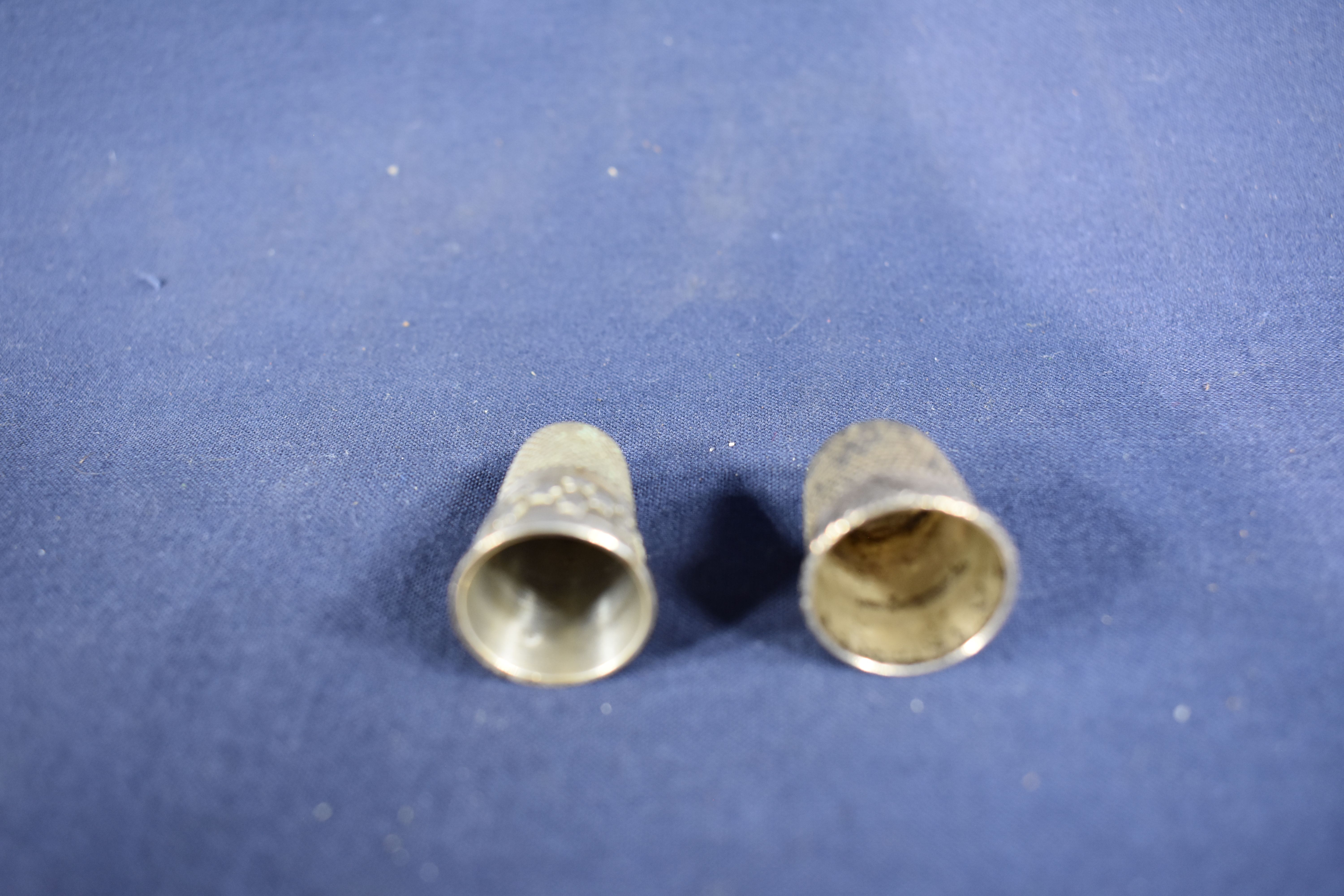 2 petits dés en argent avec décor étoilé. - Photo 2