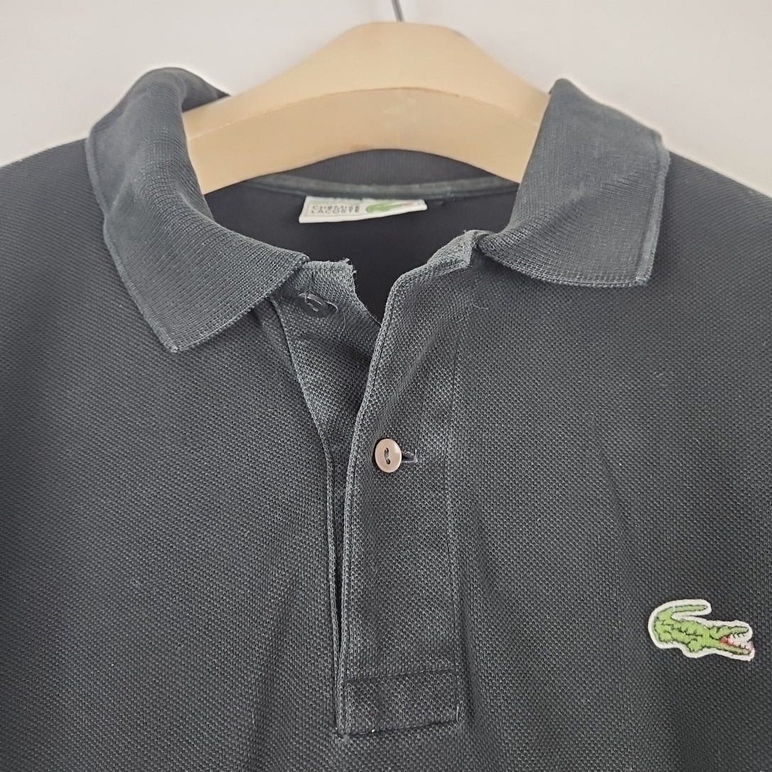 Lacoste - polo noir en coton - Taille 5/44 mesures Carrure Poitrine 46 cm Longueur= 74 cm Bon état - Vue 2 - 