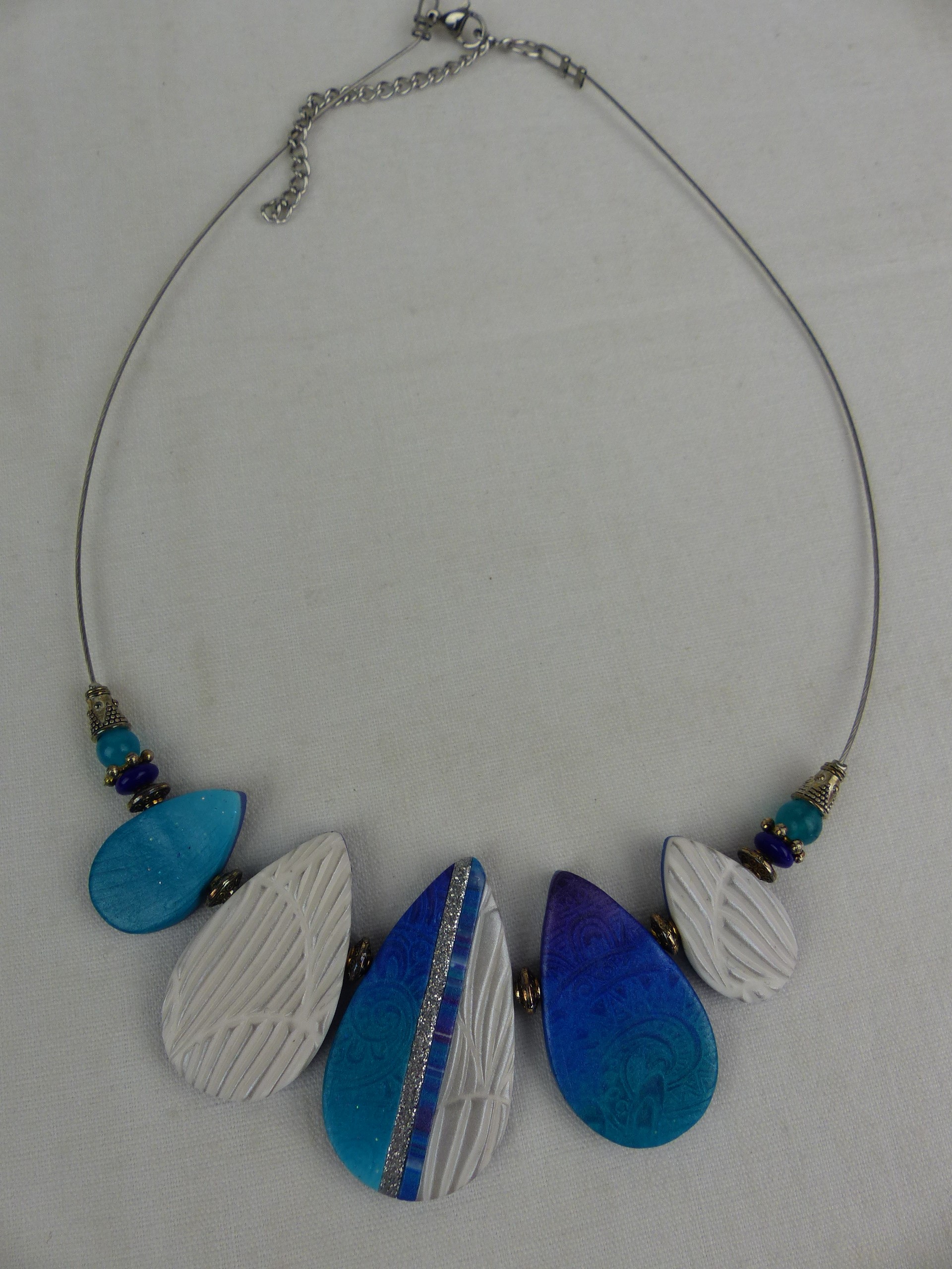 Collier + Boucles d’oreilles bleu blanc bijou fantaisie artisanal Très bon état - Vue 3 - 
