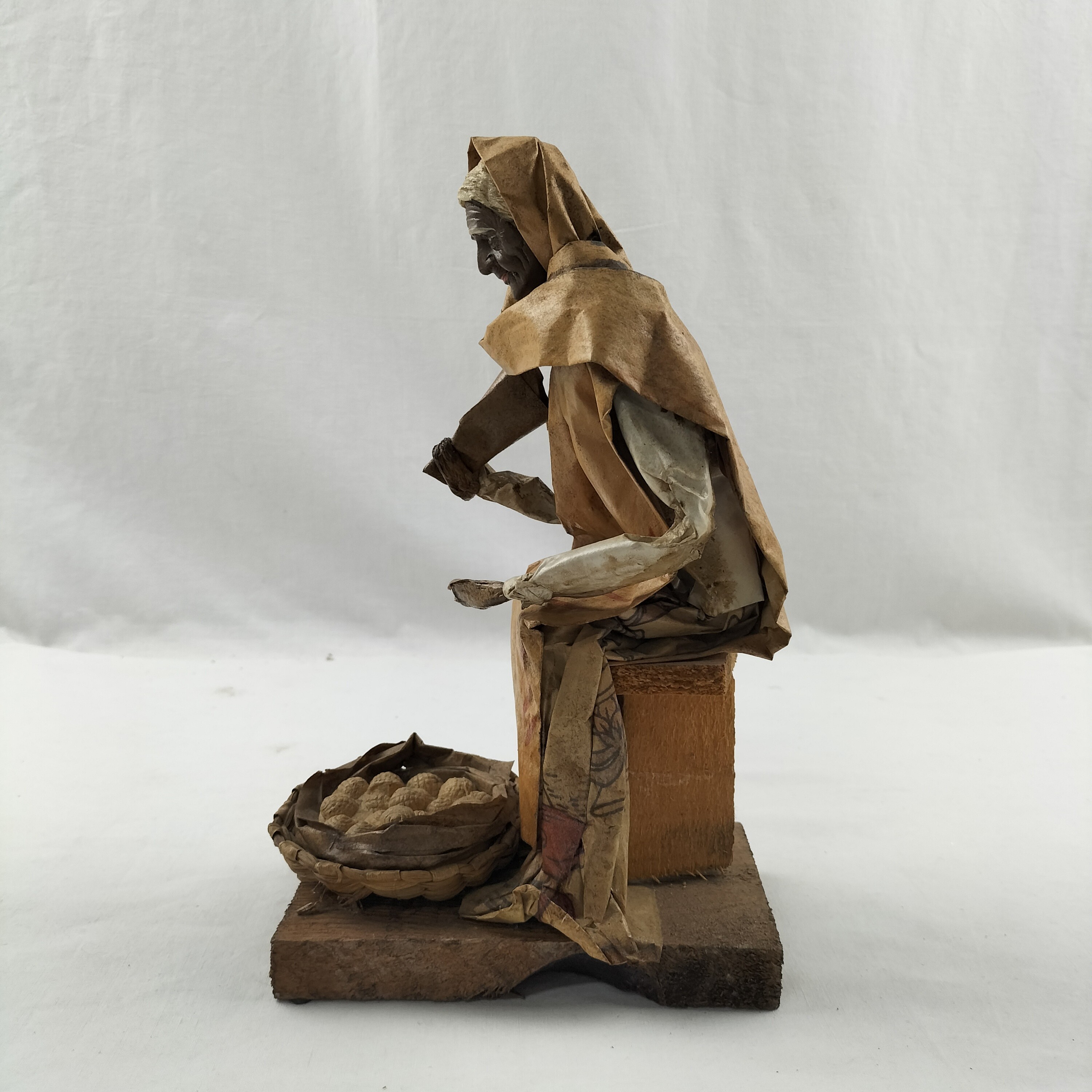 Figurine vintage art mexicain vieille femme en papier mâché - Photo 1
