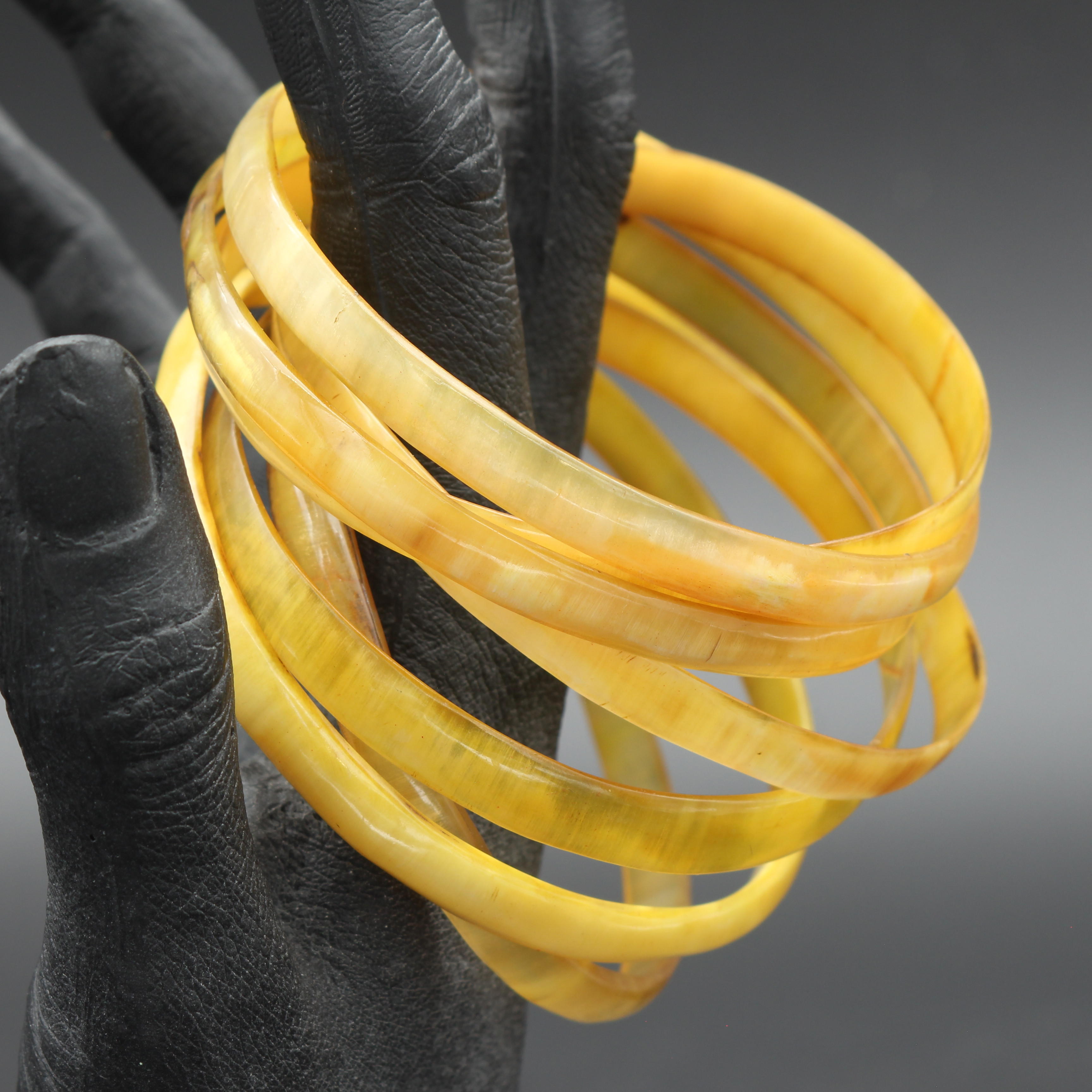 7 bracelets joncs en corne teinte Bon état - Vue 3 - 