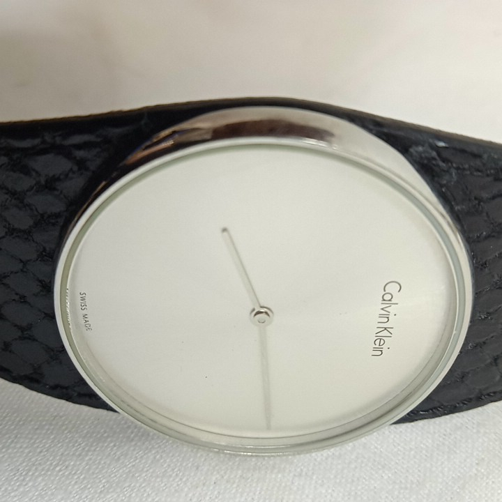 Voir photo 3 de Montre quartz femme "Calvin Klein" d'occasion Montre quartz femme "Calvin Klein" d'occasion État correct - Vue 3 -