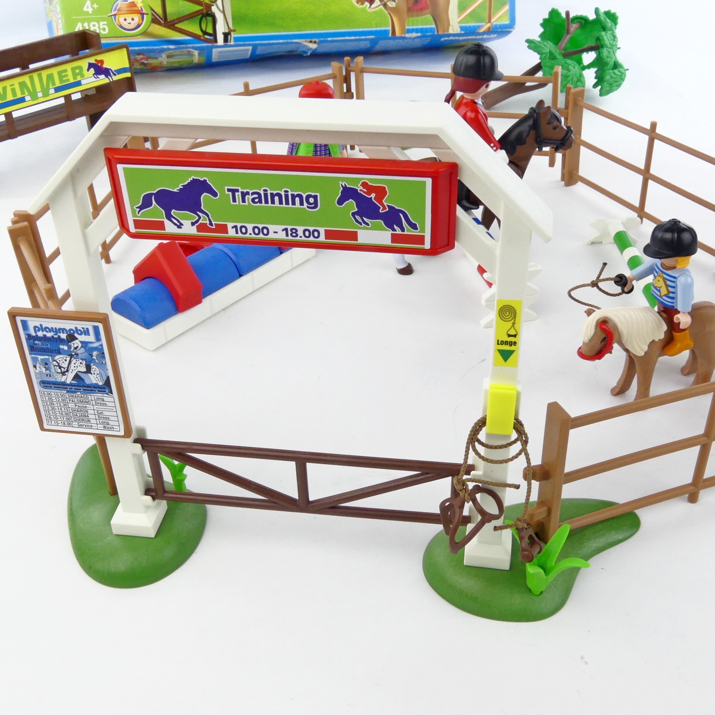 Voir photo 2 de Set Playmobil n°4185 La carrière et cavaliers 2006 Set Playmobil n°4185 La carrière et cavaliers 2006 Bon état - Vue 2 -