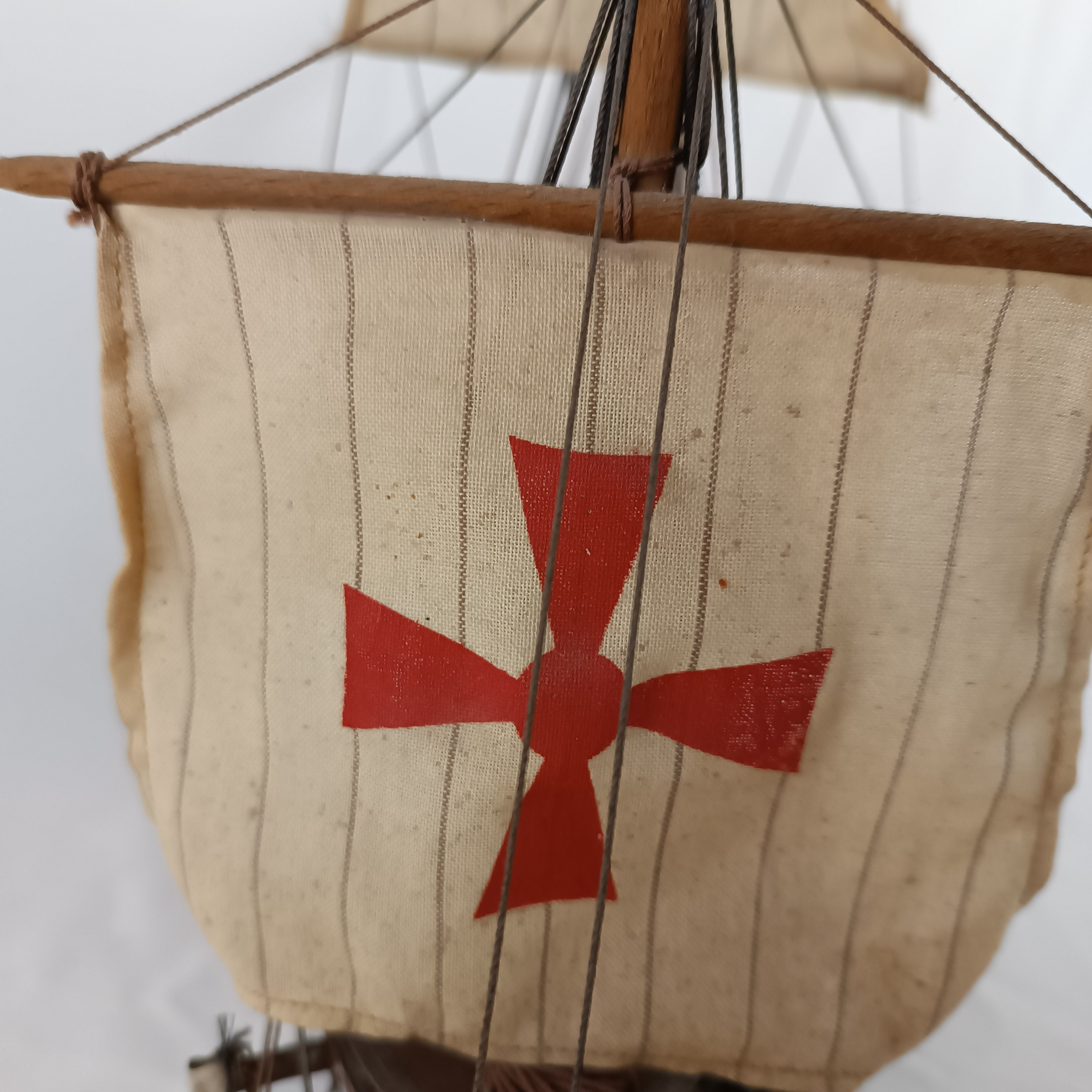 Maquette de bateau en bois, Caravelle espagnole du 15ème siècle, fabriquée en Espagne État correct - Vue 18 - 