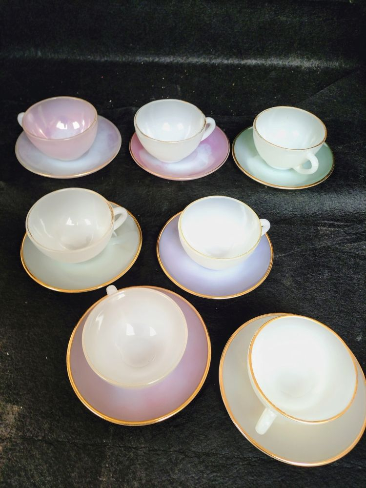 Lot de 7 tasses pastel en opaline ARCOPAL et 19 petites sous-assiettes- style vintage. - Photo 1