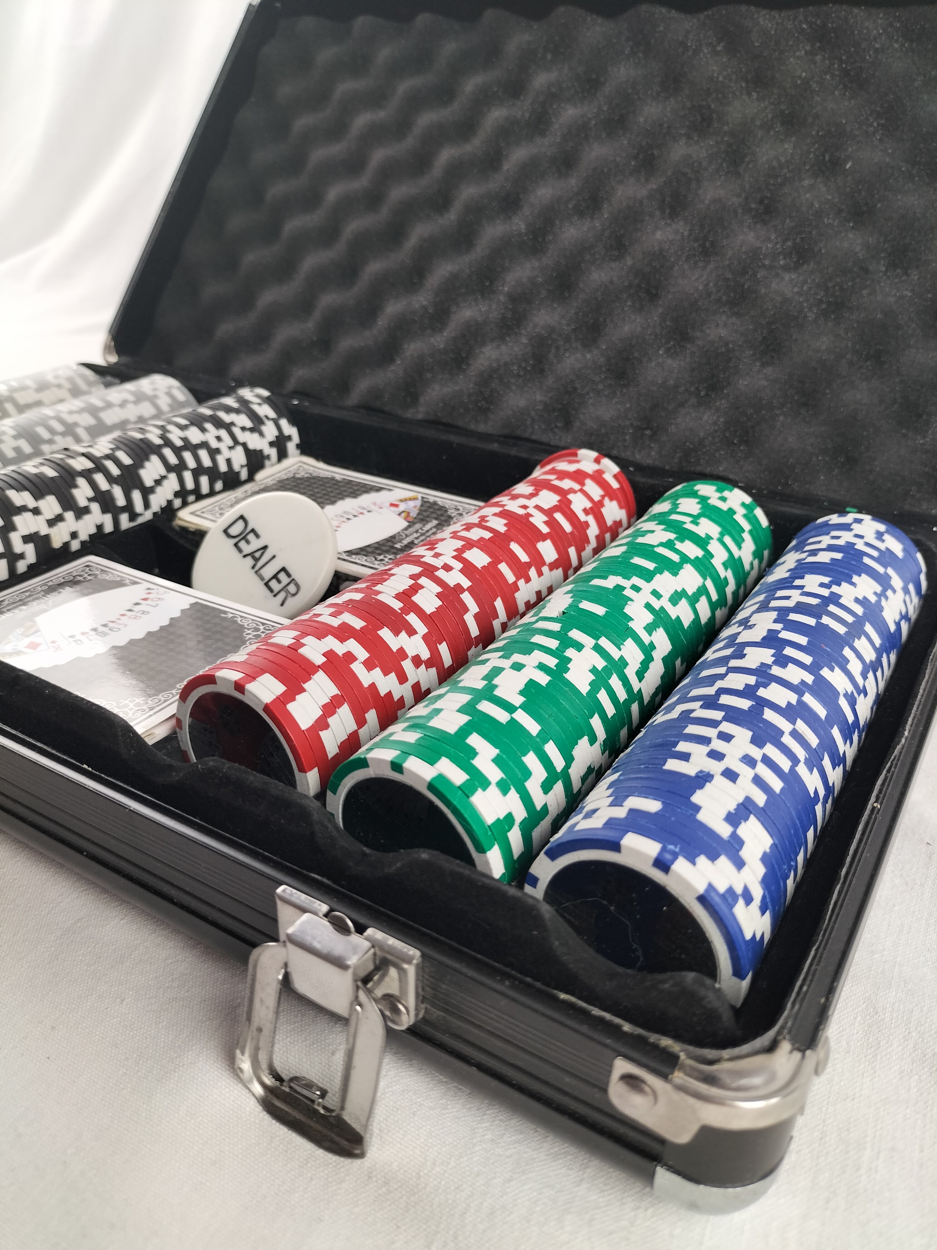 🎲♠️ MALLETTE DE POKER COMPLÈTE – JETONS + CARTES + DEALER ♣️♦️ Très bon état - Vue 22 - 