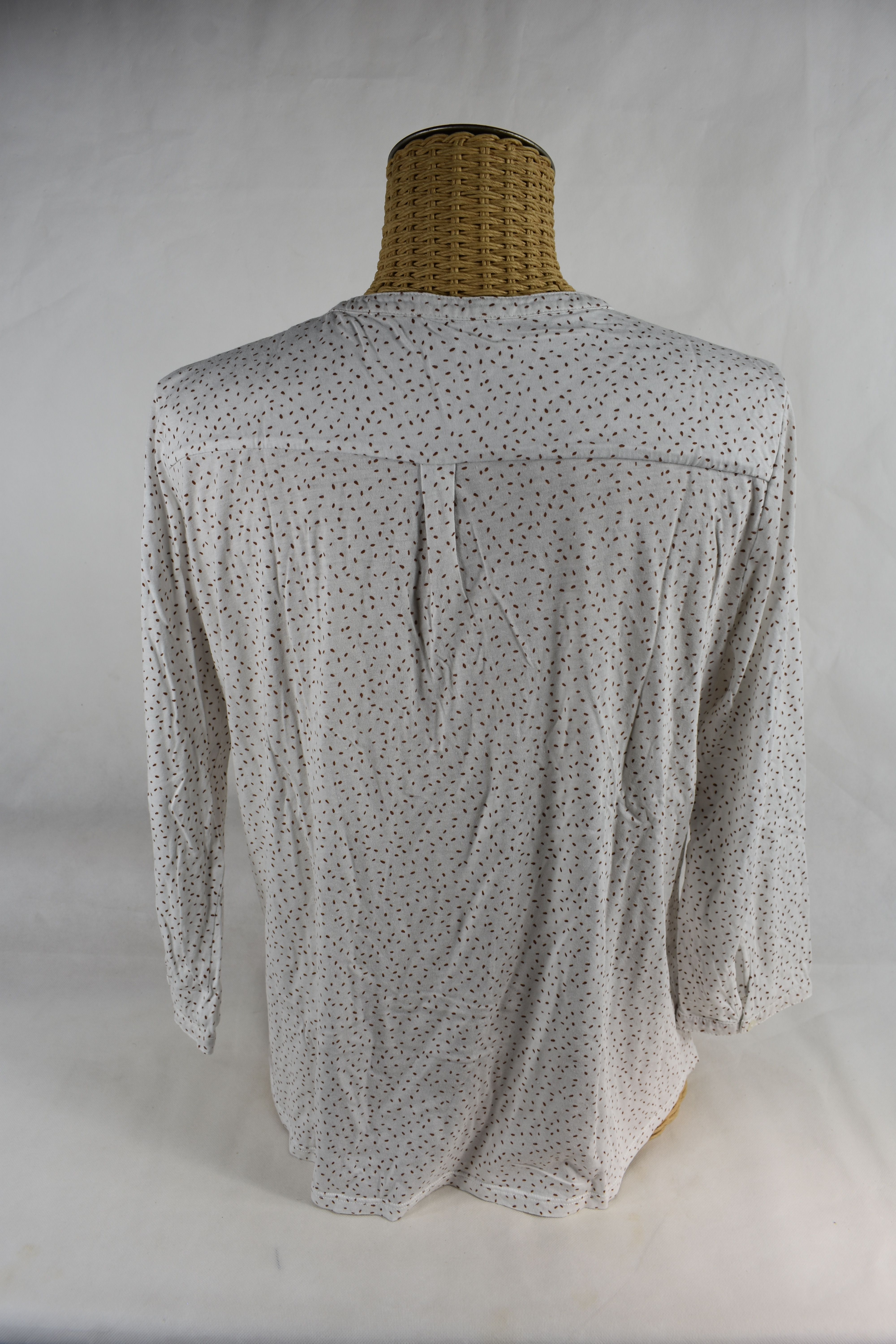 Chemisier Caroll, manches longues, taille 42, col en V, en coton de couleur blanche avec pointillés de couleur marron. Bon état - Vue 2 - 