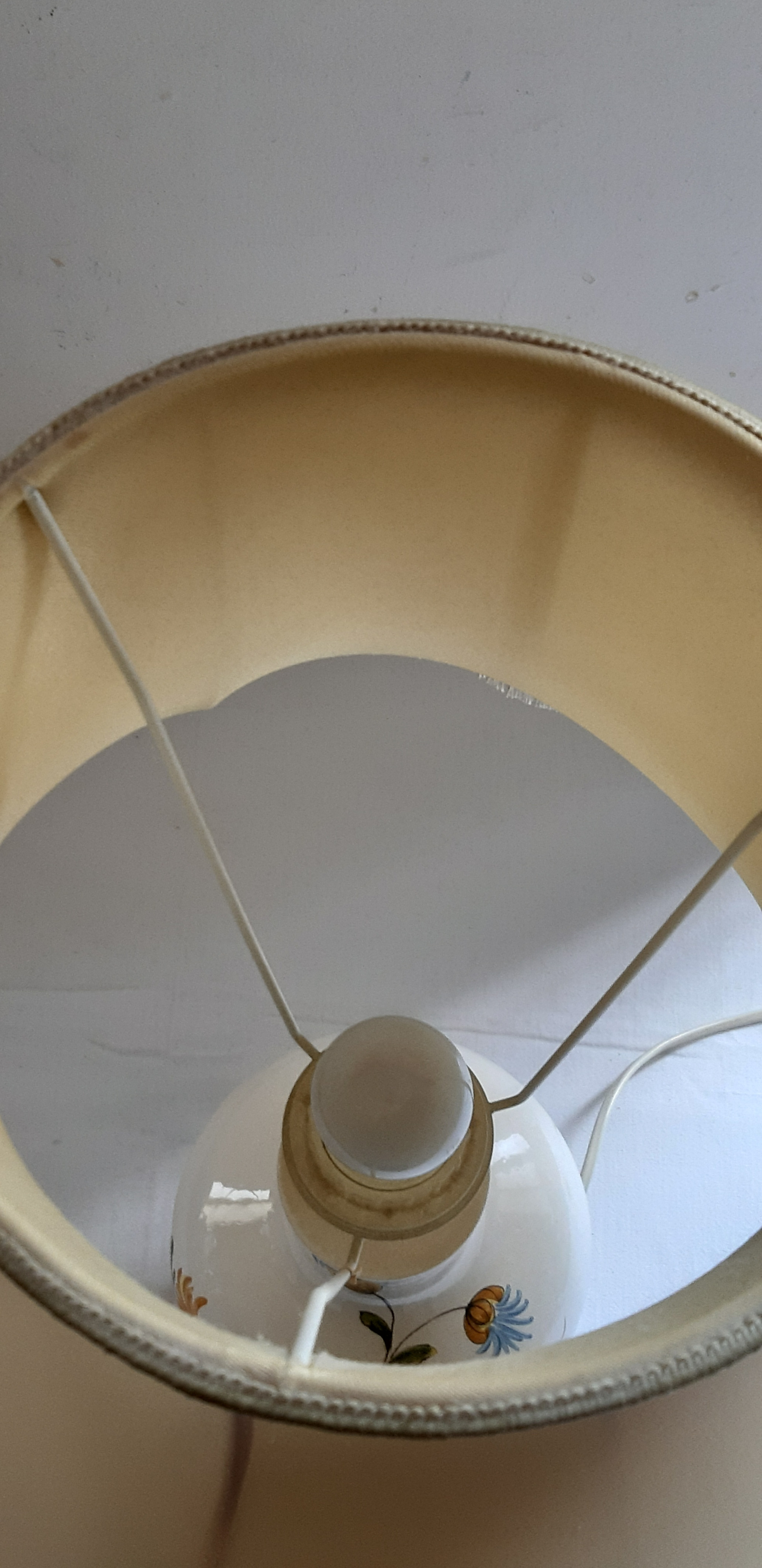 Lampe de salon, vintage, en porcelaine sur socle en bois, avec abat jour à franges, décor floral peint à la main signé VR Bon état - Vue 3 - 