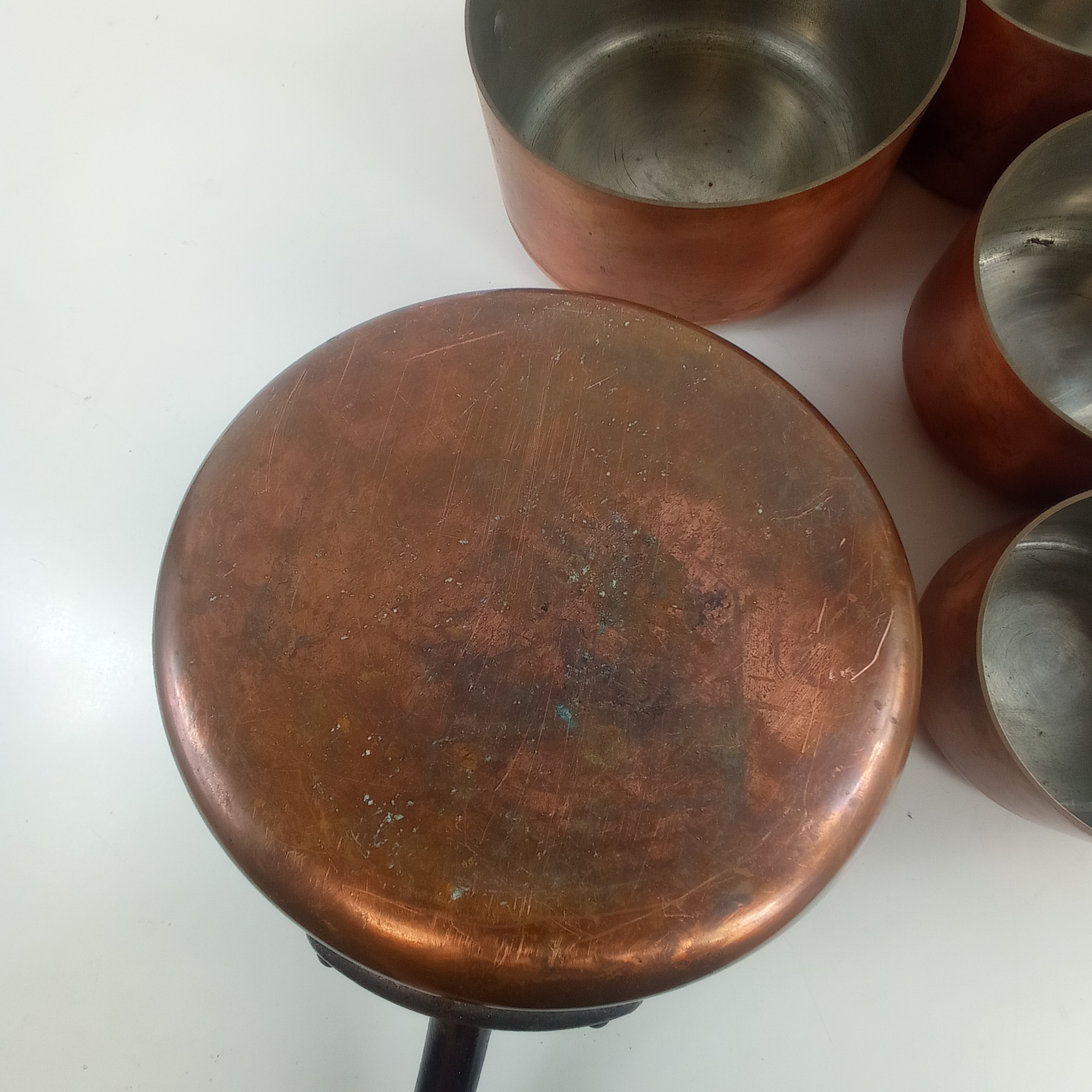 Voir photo 4 de Batterie de 5 casseroles anciennes en cuivre Batterie de 5 casseroles anciennes en cuivre - Vue 4 -