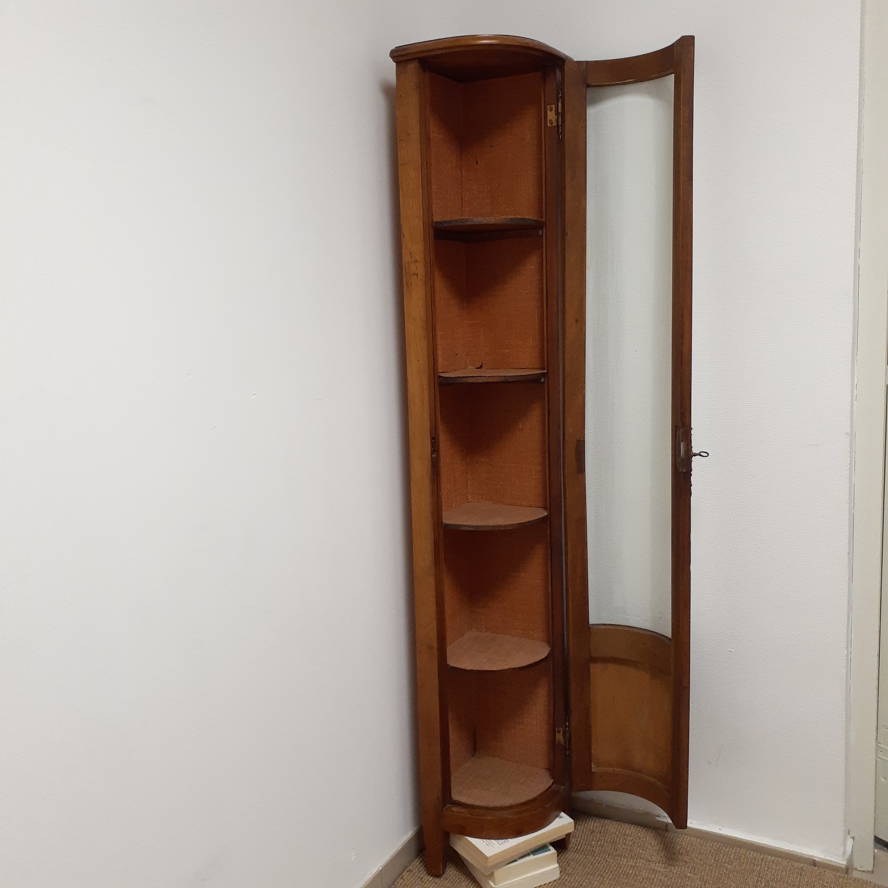 Vitrine d'angle en bois et verre biseauté avec clé - Photo 15