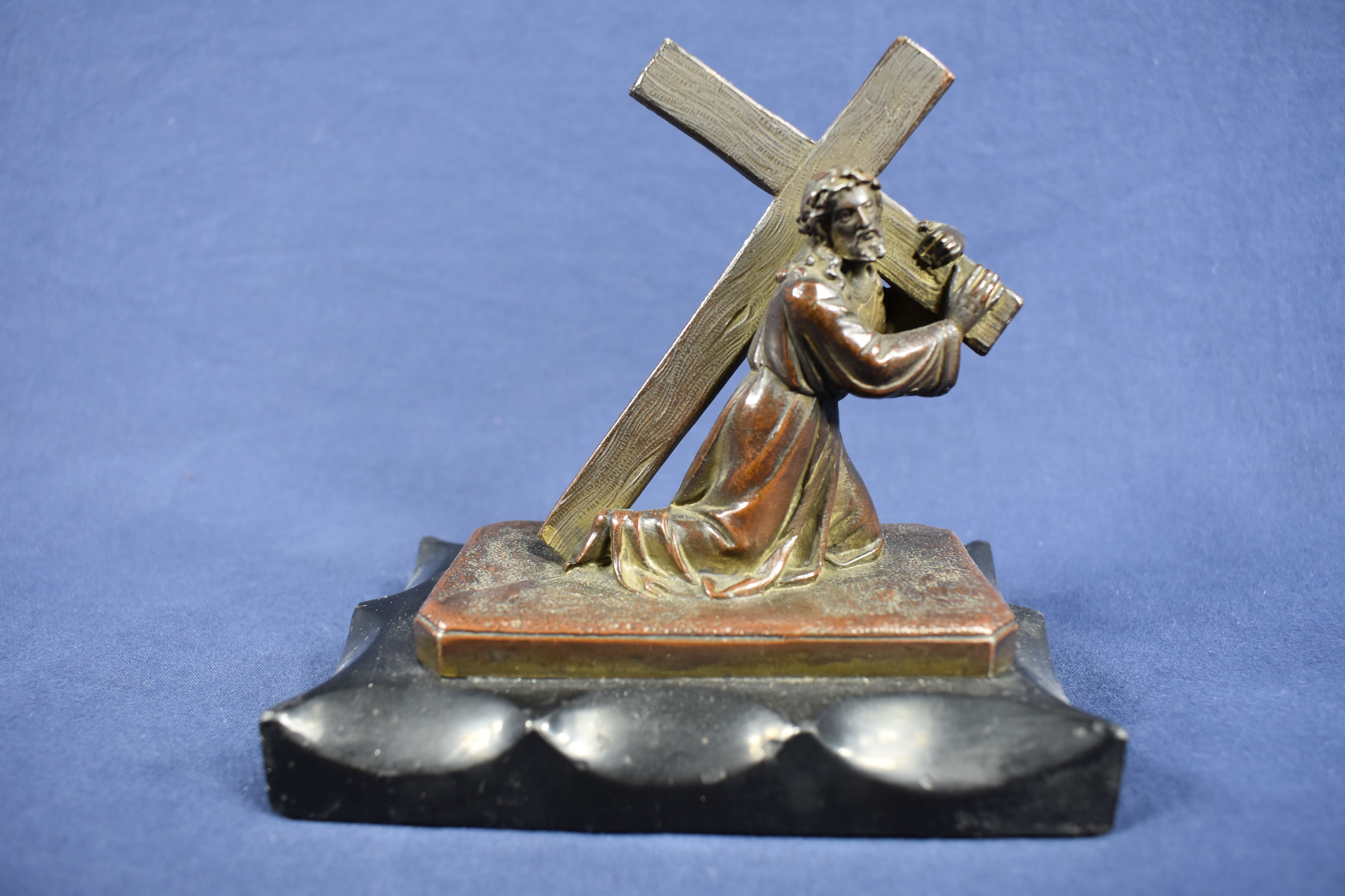 Statuette du Christ portant sa croix ( bronze sur marbre ), longueur 12.5, largeur 8.5 et hauteur 10 cm. - Photo 2