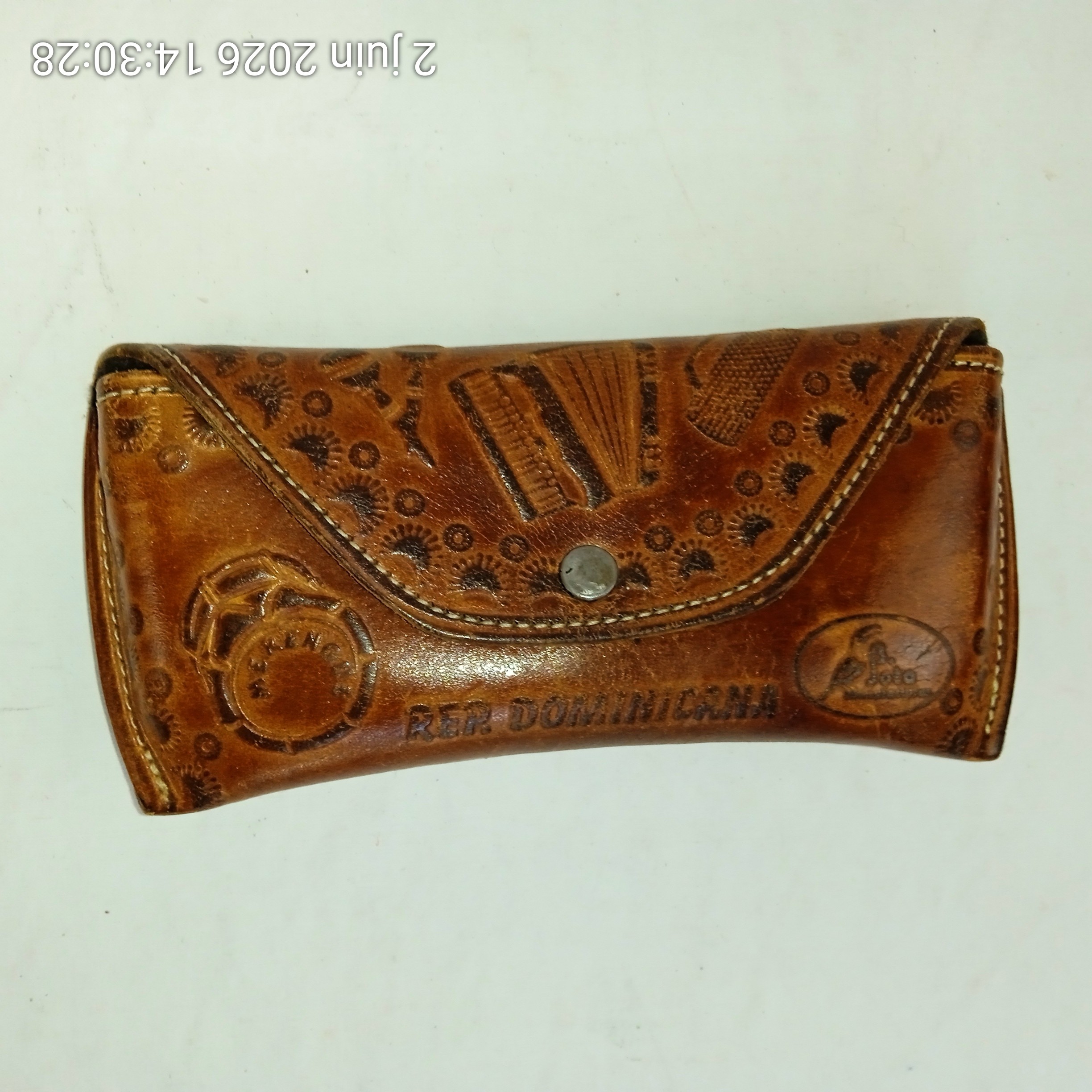 Voir photo 4 de Étui pochette porte-lunettes en cuir repoussé DOMINICANA Étui pochette porte-lunettes en cuir repoussé DOMINICANA Bon état - Vue 4 -