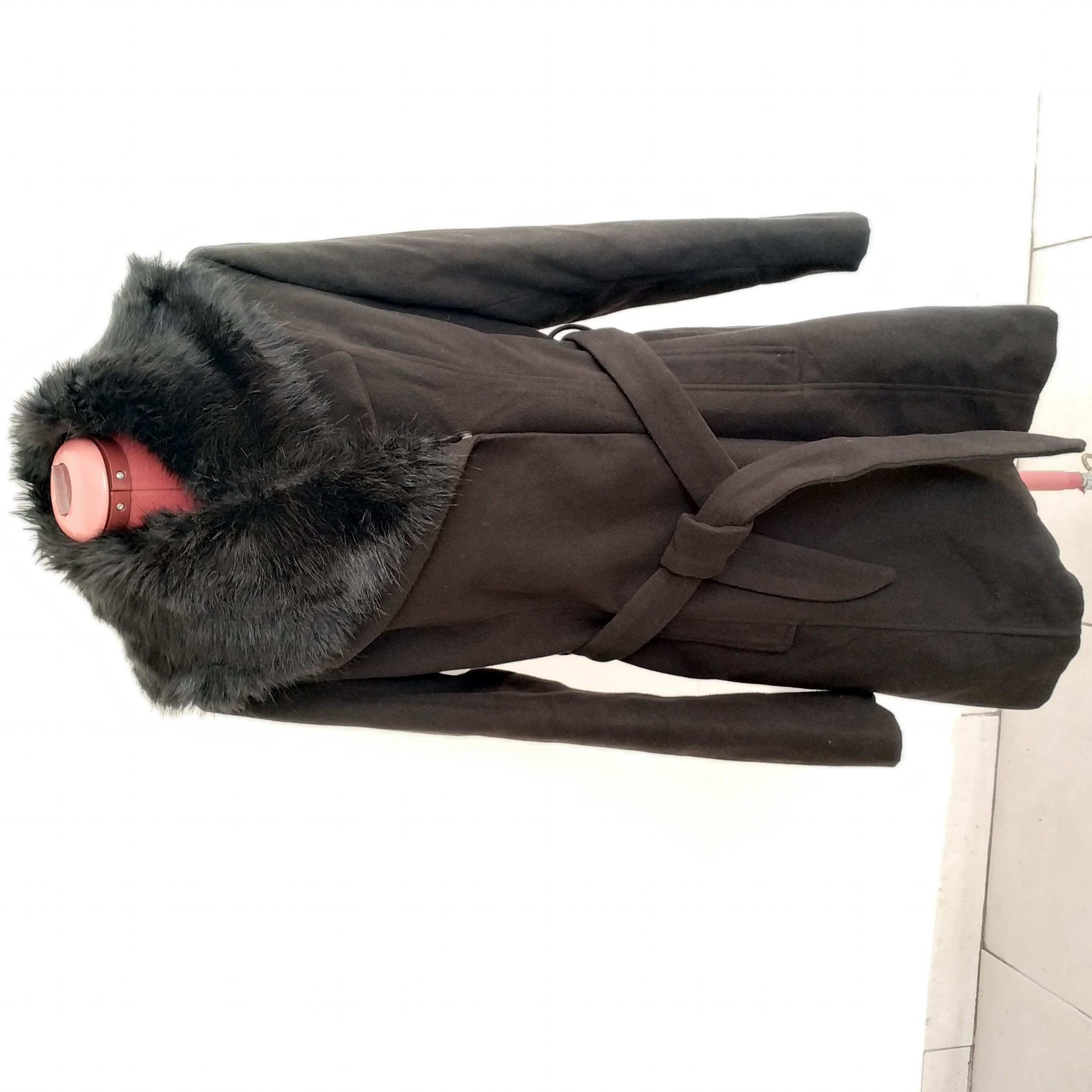 Acheter Manteau noir en lainage col ammovible - 40 Comme neuf - 25,00 € Manteau noir en lainage col ammovible - 40 Comme neuf - reconditionné disponible sur Label Emmaüs