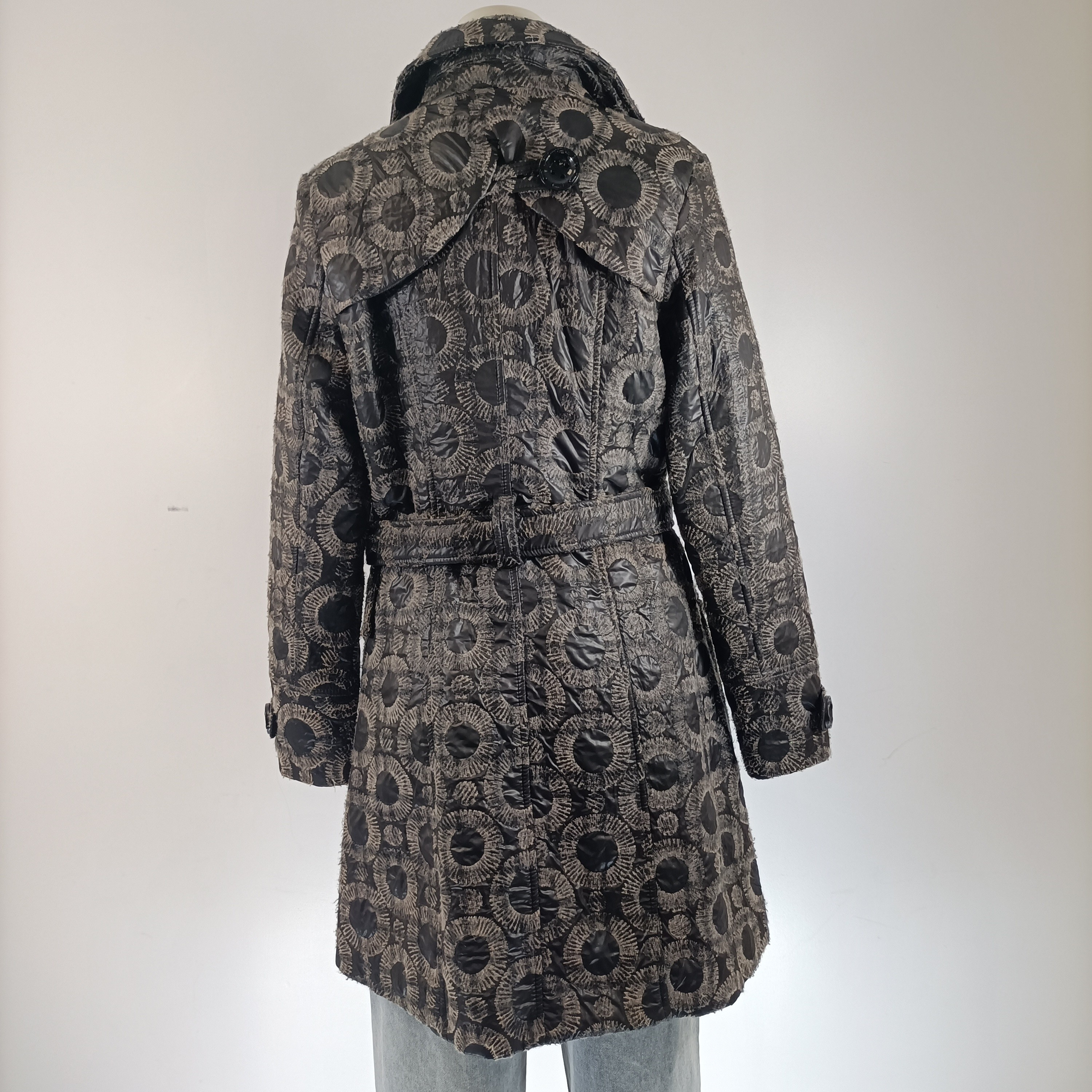 Voir photo 6 de Manteau long femme L Yoor Mino noir gris imprimé graphique ceinturé chaud élégance hiver Manteau long femme L Yoor Mino noir gris imprimé graphique ceinturé chaud élégance hiver Très bon état - Vue 6 -