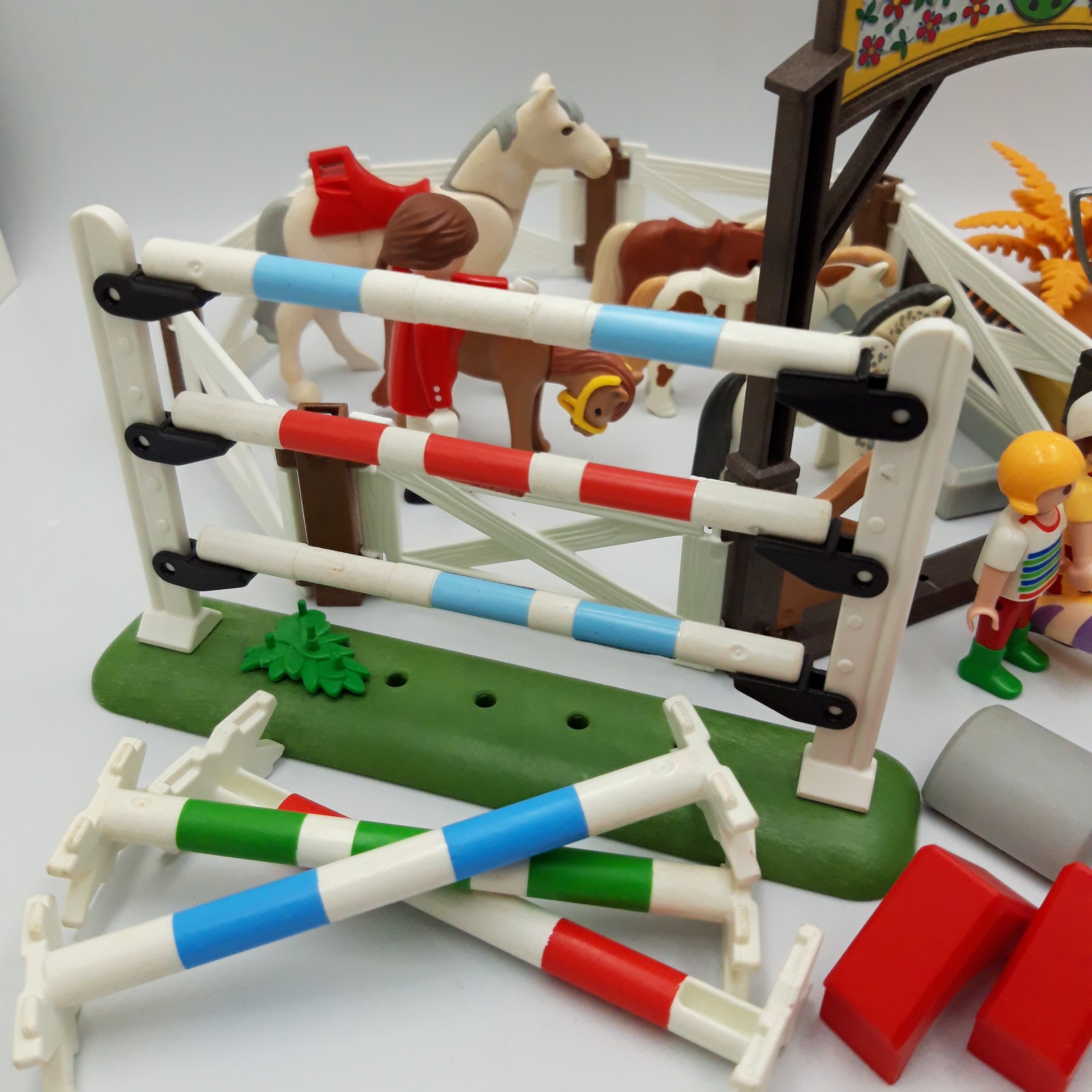 Voir photo 5 de Playmobil 'Cavaliers avec poneys', 29 pièces Playmobil 'Cavaliers avec poneys', 29 pièces Bon état - Vue 5 -