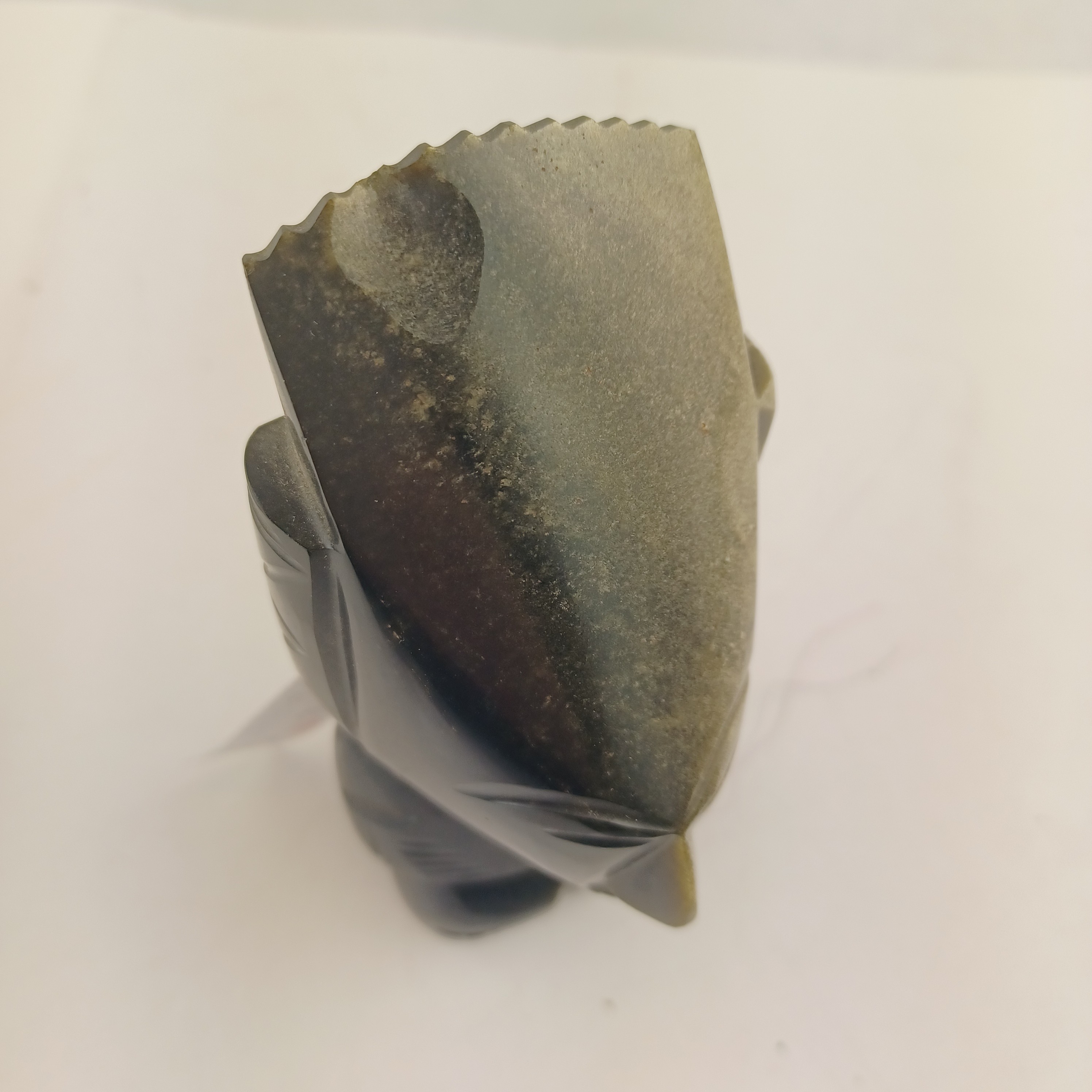 Statuette d'obsidienne de 12 cm sculptée d'un homme Très bon état - Vue 3 - 