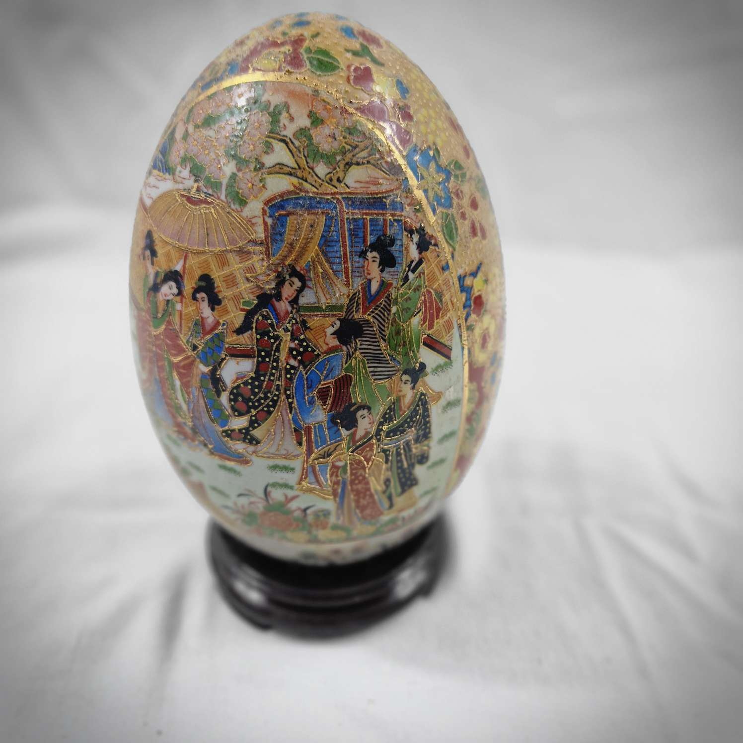Oeuf en porcelaine avec décor chinois sur socle - Photo 5