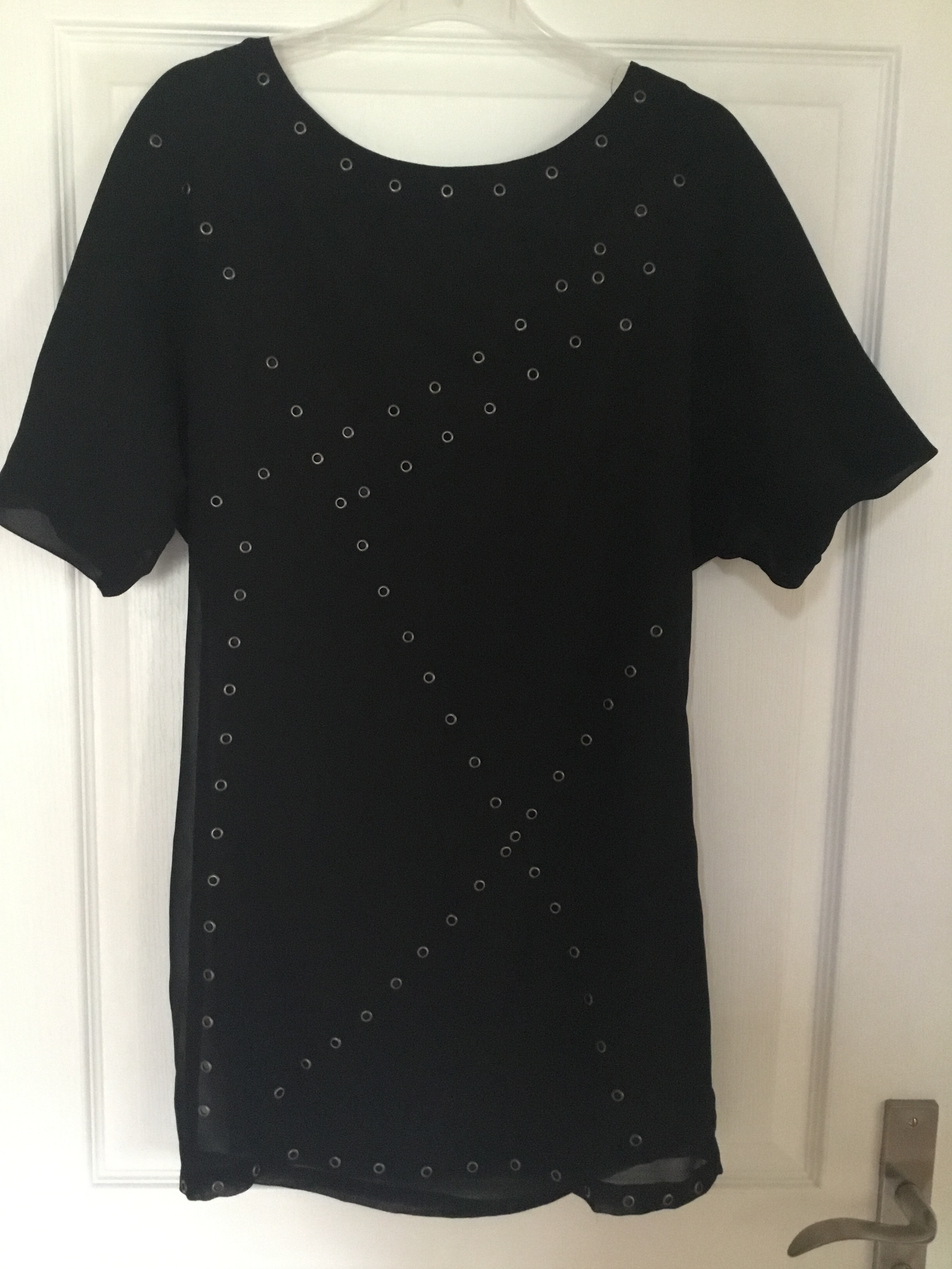 Voir photo 2 de Tunique noire à rivets « Vero Moda » Tunique noire à rivets « Vero Moda » Très bon état - Vue 2 -