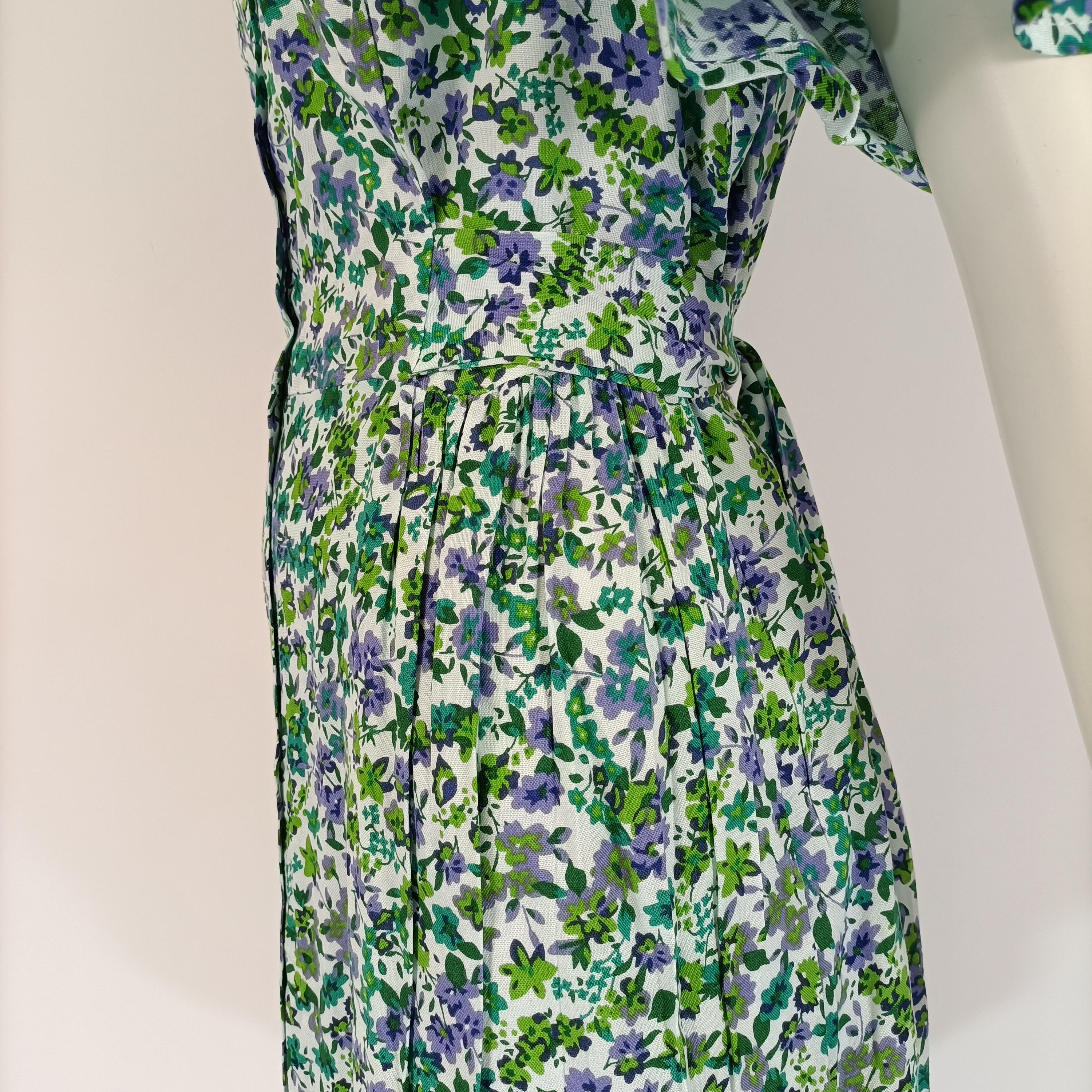 Robe fleurie verte bleu boutonnée manches courtes taille ajustée Comme neuf - Vue 12 - 