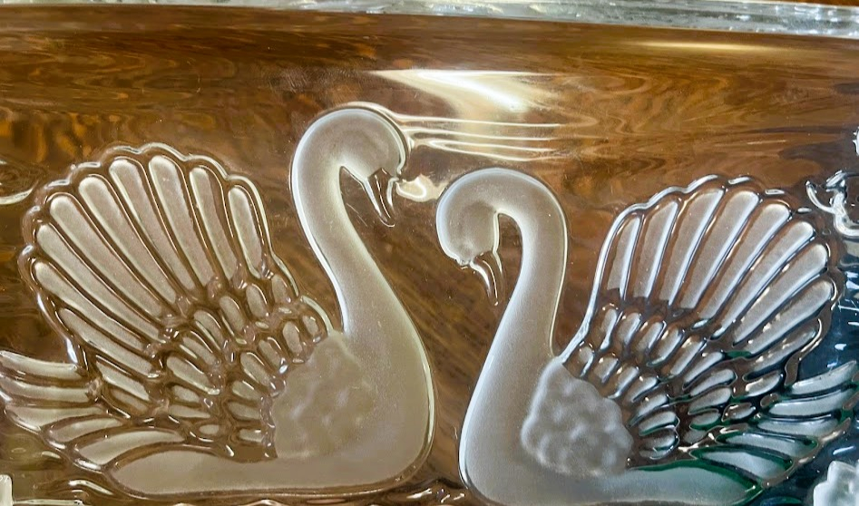 Plat à cake, motifs floraux et couple de cygnes moulés Bon état - Vue 6 - 