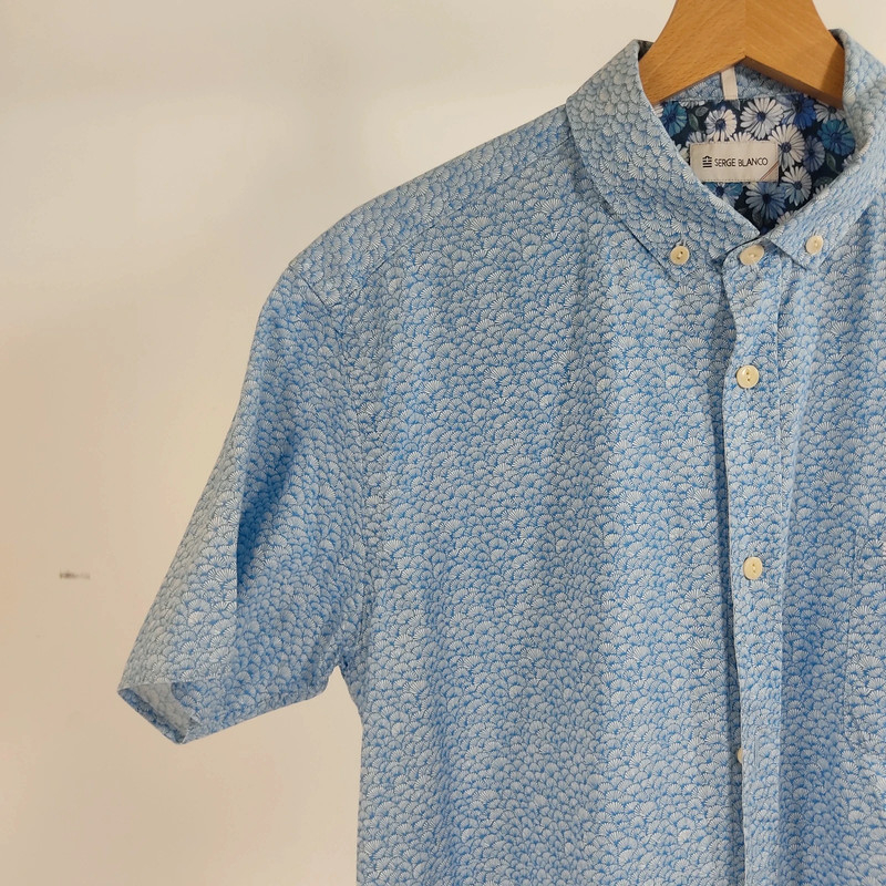 Voir photo 8 de Chemise homme manches courtes serge blanco bleu clair motifs discrets, doublure fleurie Chemise homme manches courtes serge blanco bleu clair motifs discrets, doublure fleurie Très bon état - Vue 8 -