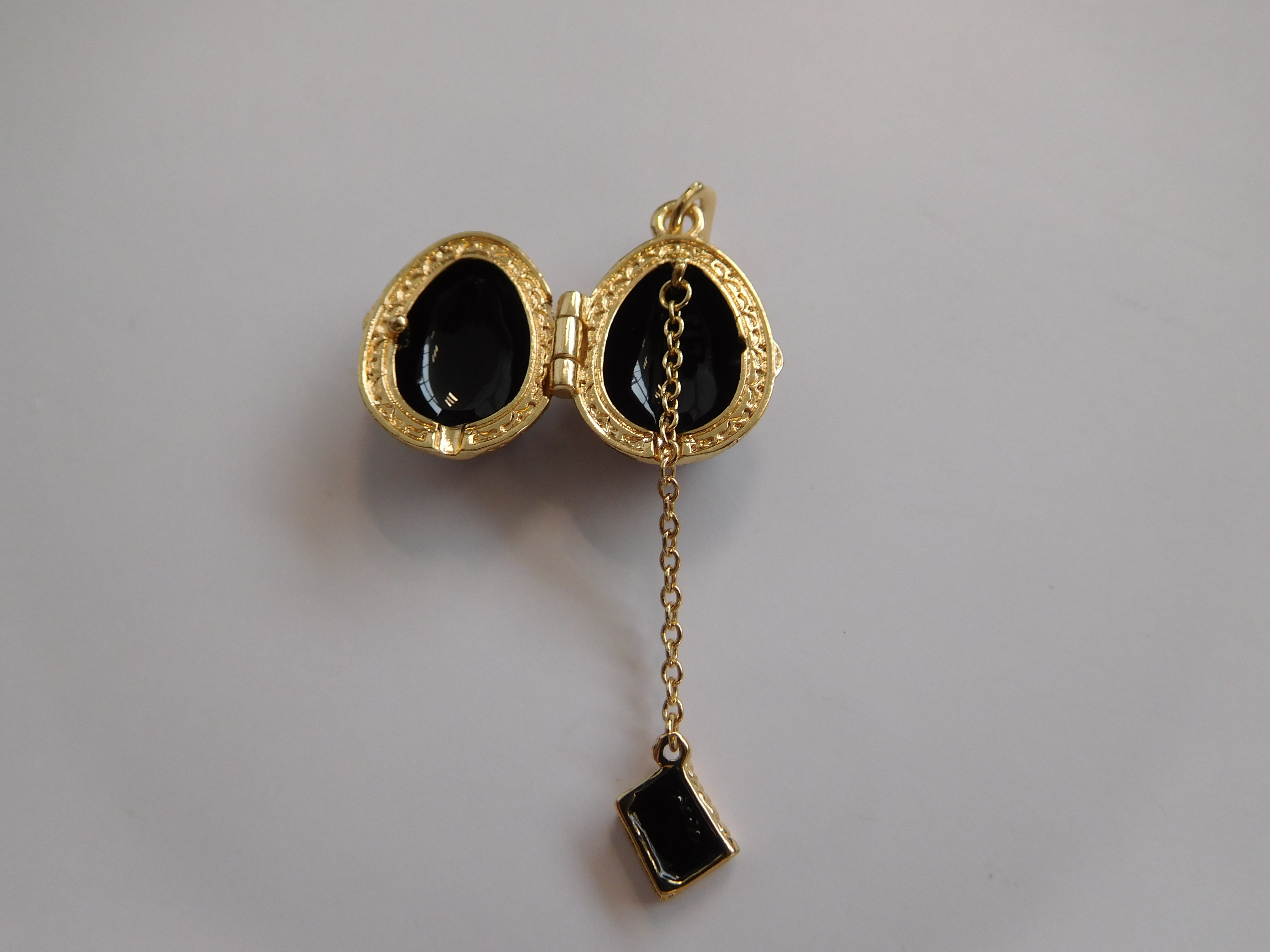 Pendentif oeuf bleu collier en or de style Fabergé fait à la main par