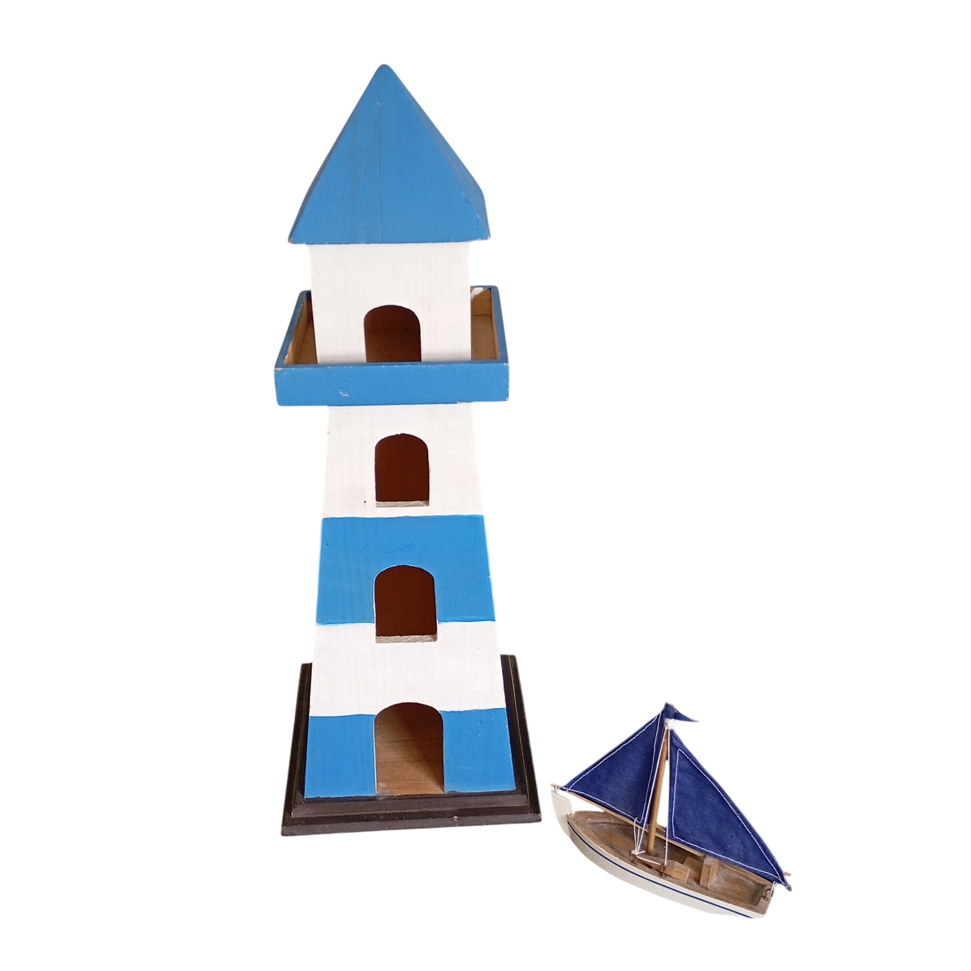 Phare en bois avec son petit bateau à voiles - Photo 0