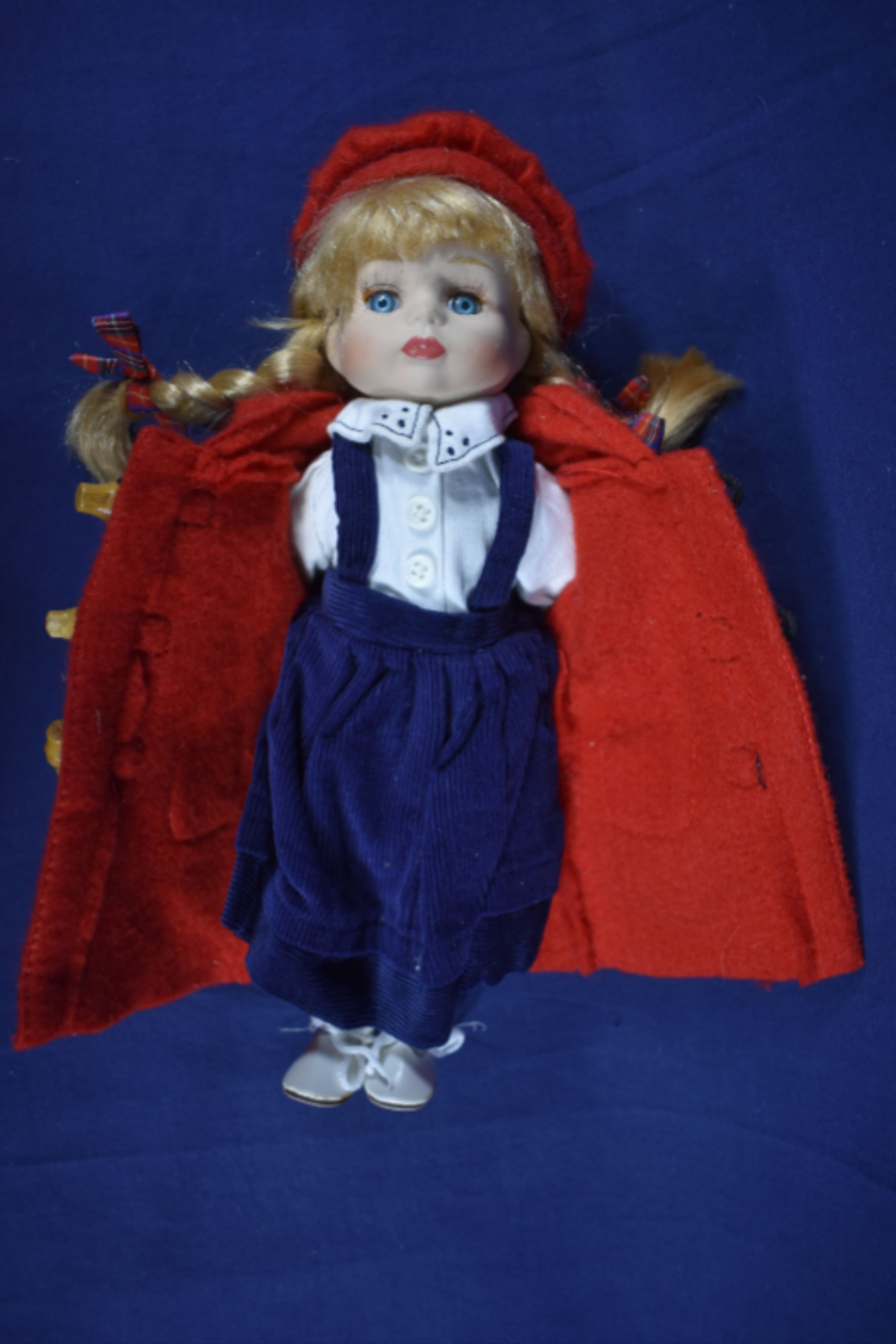 Poupée de collection, porcelaine, complète de son béret, du sac à dos, des nouettes, très bon état hauteur 29 cm. Bon état - Vue 11 - 