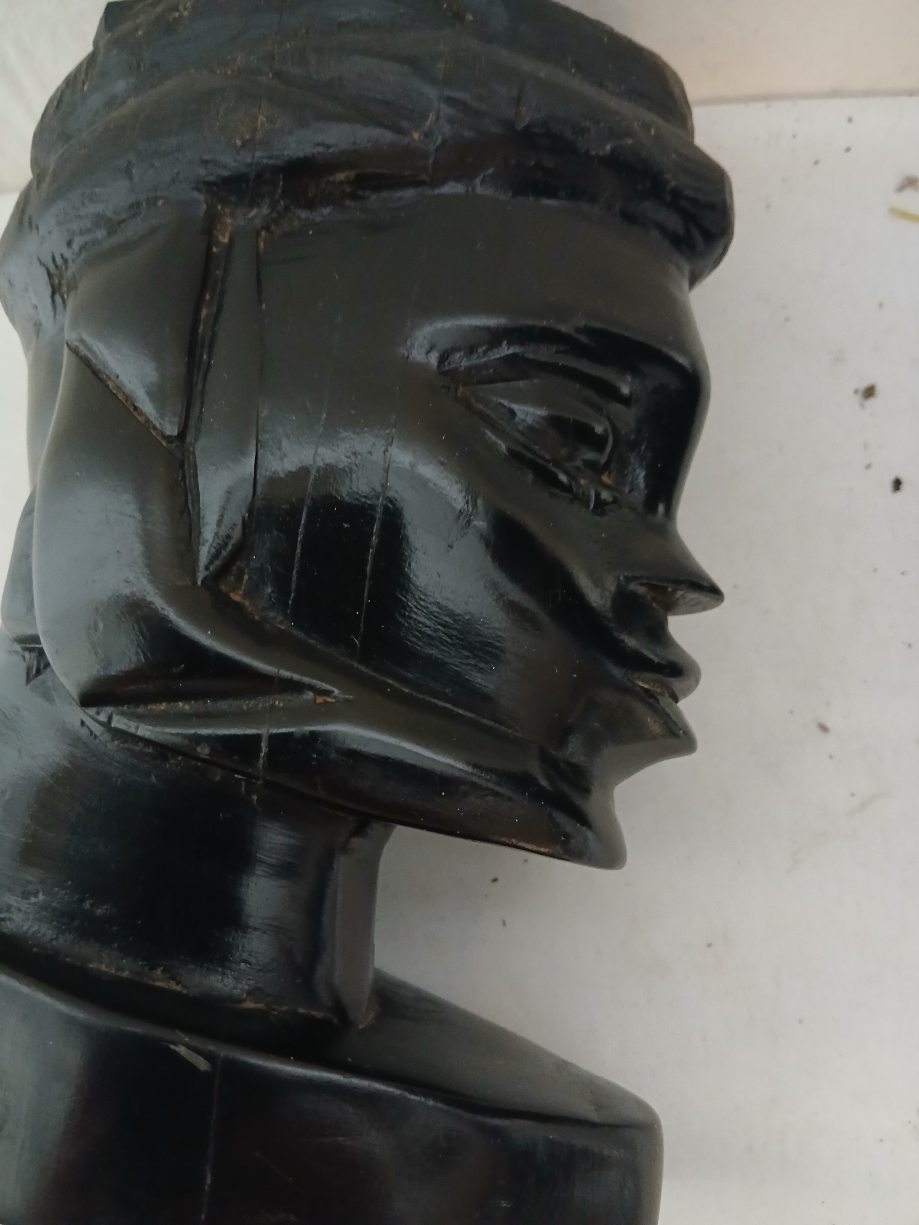 Voir photo 4 de Bustes représentants deux visages africains en bois très lourd(ébéne?) Bustes représentants deux visages africains en bois très lourd(ébéne?) Bon état - Vue 4 -