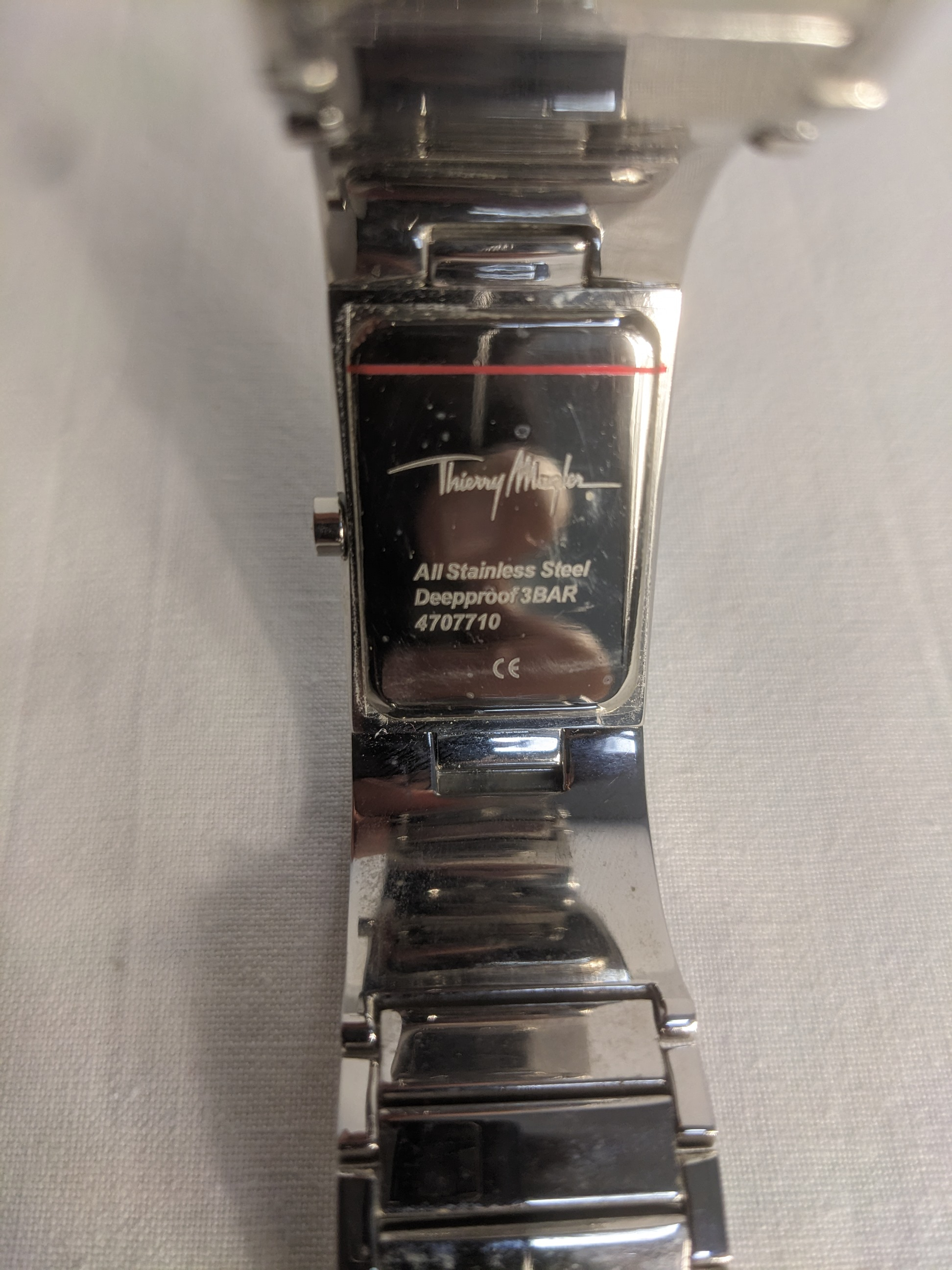Voir photo 3 de Montre Thierry Mugler Quartz analogique bracelet acier inoxydable Montre Thierry Mugler Quartz analogique bracelet acier inoxydable Bon état - Vue 3 -