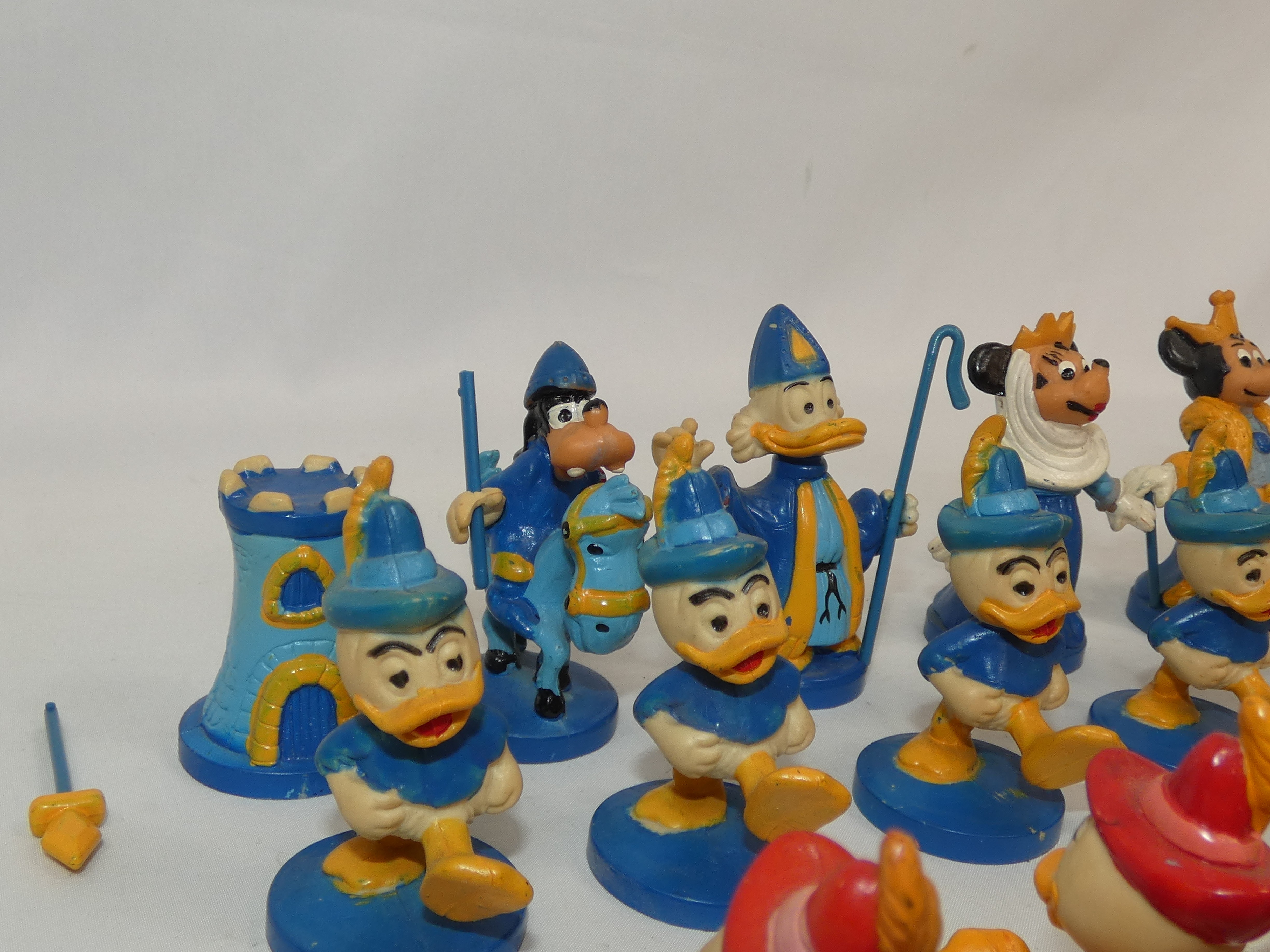 Voir photo 7 de Lot de 26 pièces de jeu d'échec Mickey Mouse W.D.P Lot de 26 pièces de jeu d'échec Mickey Mouse W.D.P - Vue 7 -
