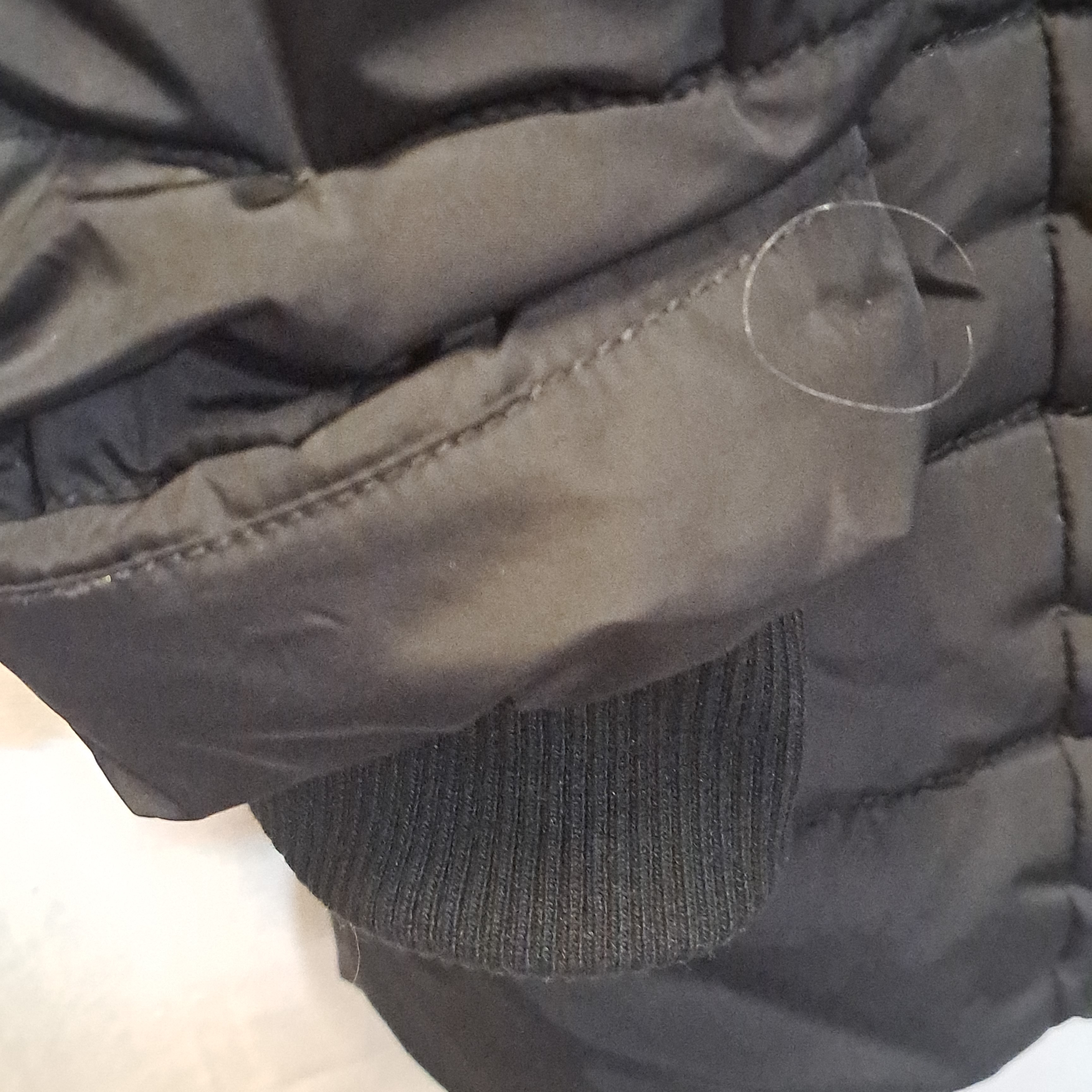 MANTEAU 3/4 Noir de femme style "Doudoune" Très bon état - Vue 4 - 