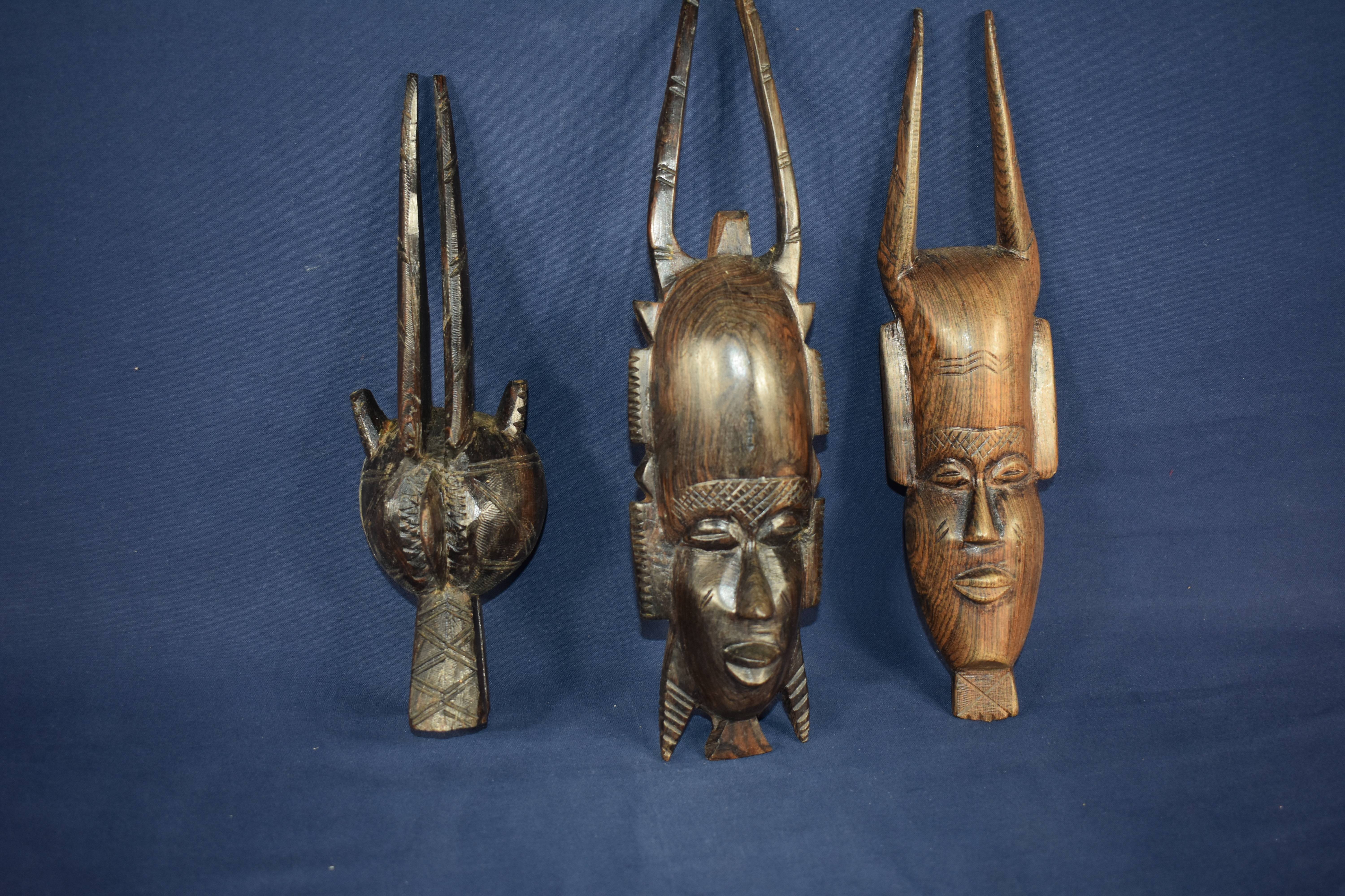 lot de trois masques décoratifs Africains en bois  - Photo 2