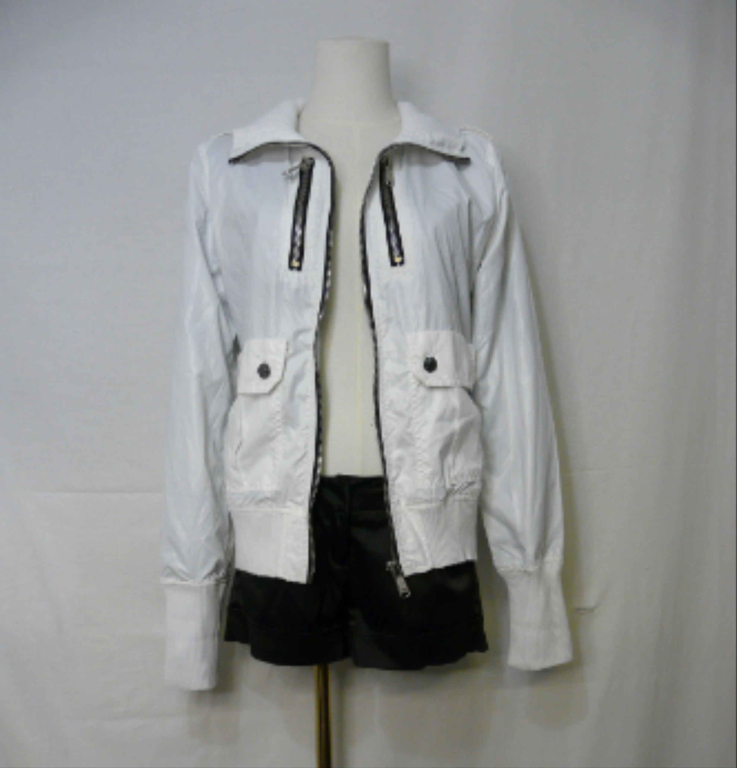 Voir photo 4 de HF97 - Veste légère - Lois - Taille M HF97 - Veste légère - Lois - Taille M Très bon état - Vue 4 -