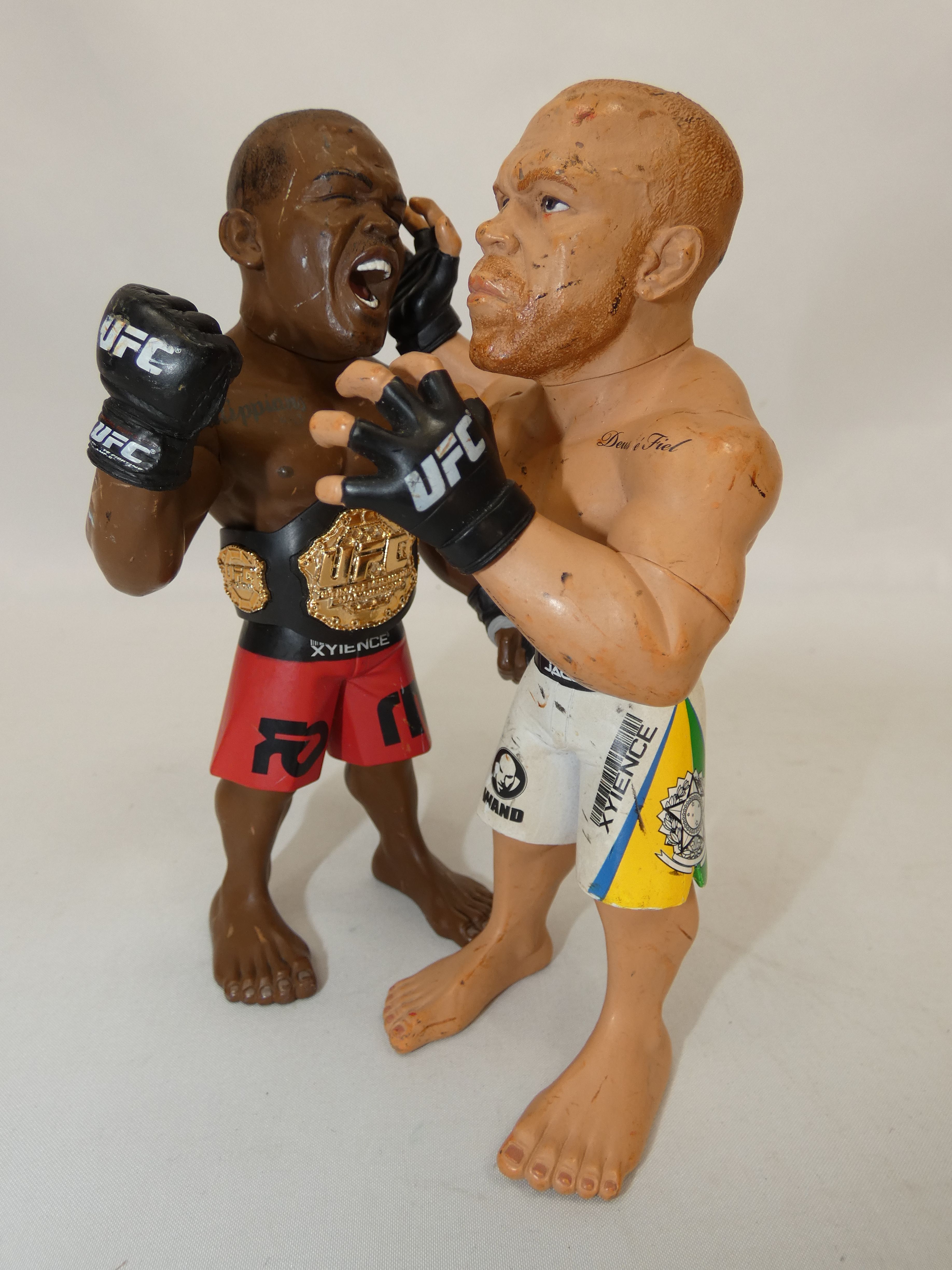 Voir photo 2 de Lot de 2 figurines Combattants UFC MMA Lot de 2 figurines Combattants UFC MMA Bon état - Vue 2 -