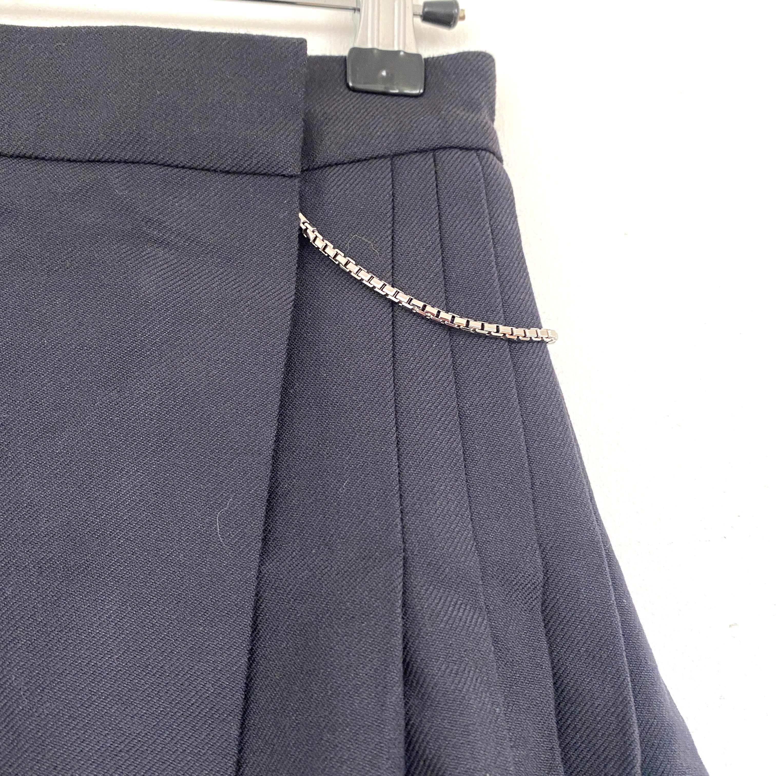 Jupe plissée courte noire (style écolière) THE KOOPLES - Taille 34 avec chaine argentée. Bon état - Vue 3 - 