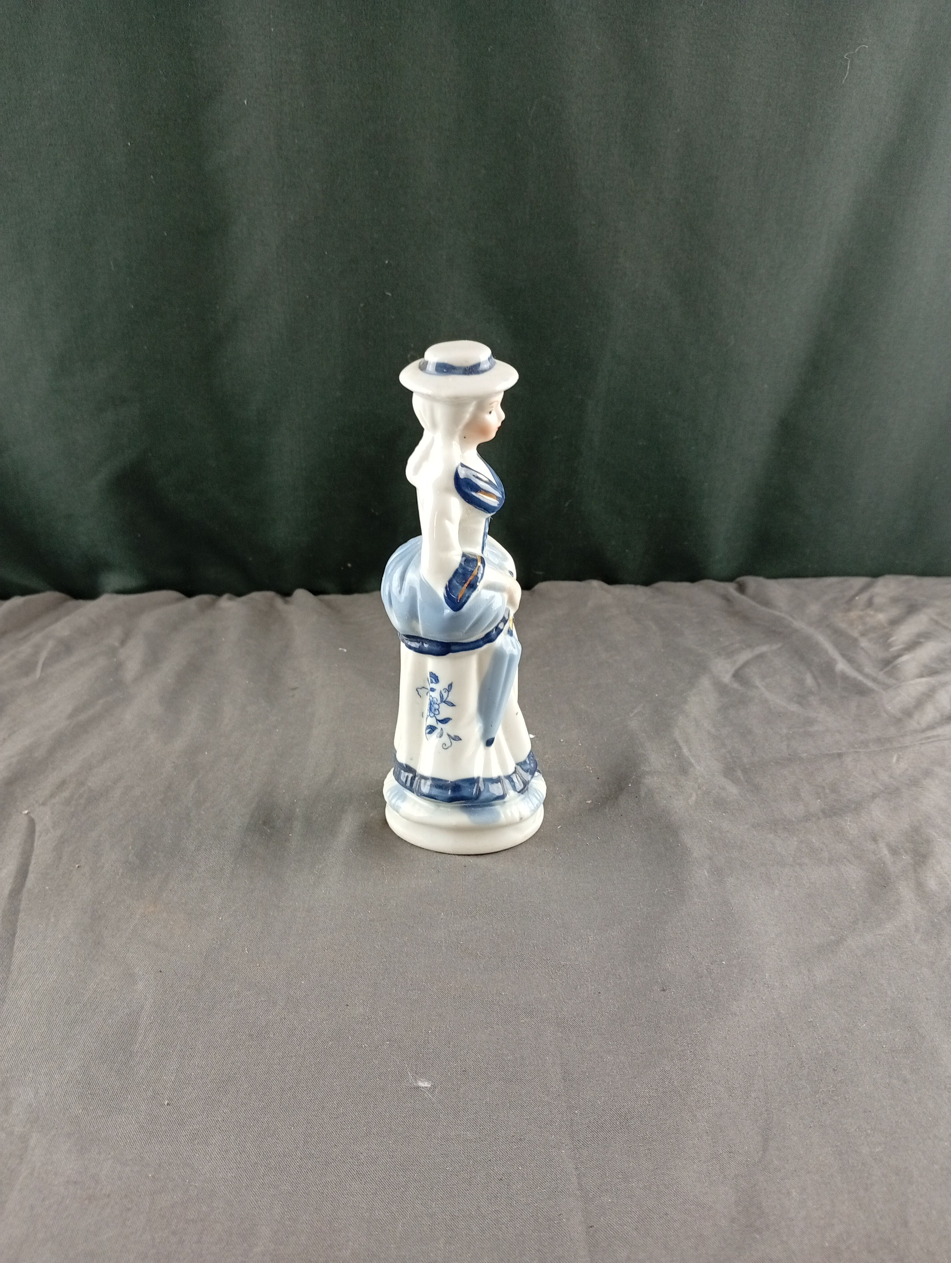 Figurine / bibelot en céramique vintage ancienne d'une femme avec son parapluie en porcelaine - Photo 1