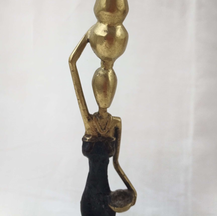 Statue de femme africaine en bronze. Très bon état - Vue 2 - 